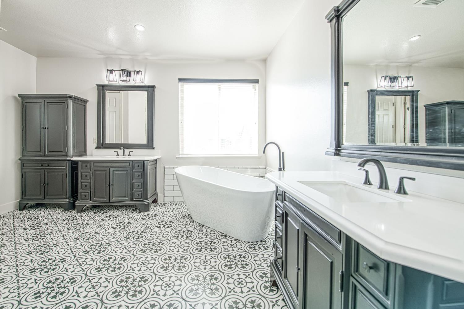 1407 E Via Marbella Dr, Fresno, CA 93730