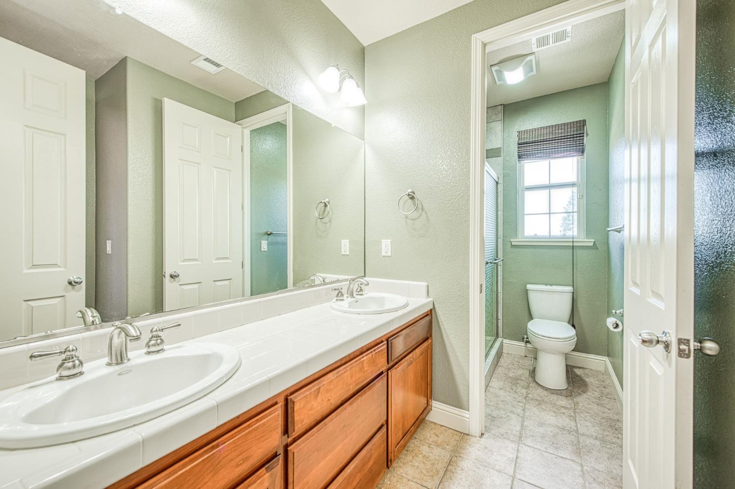 1407 E Via Marbella Dr, Fresno, CA 93730