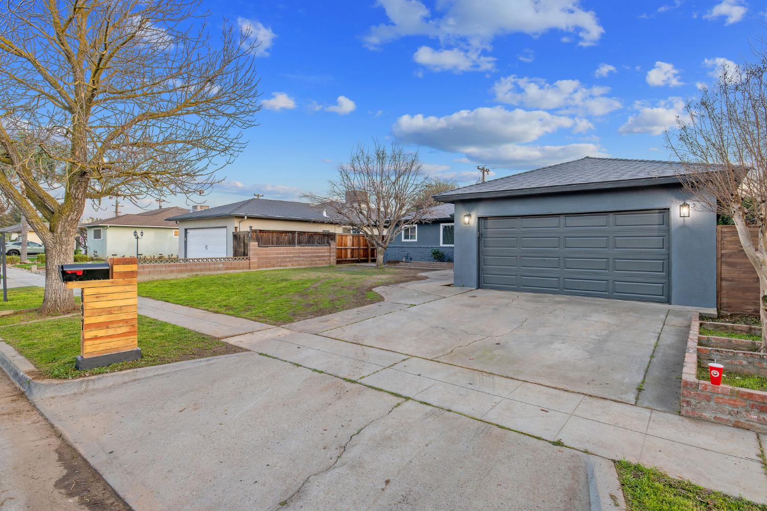 697 E Scott Ave, Fresno, CA 93710