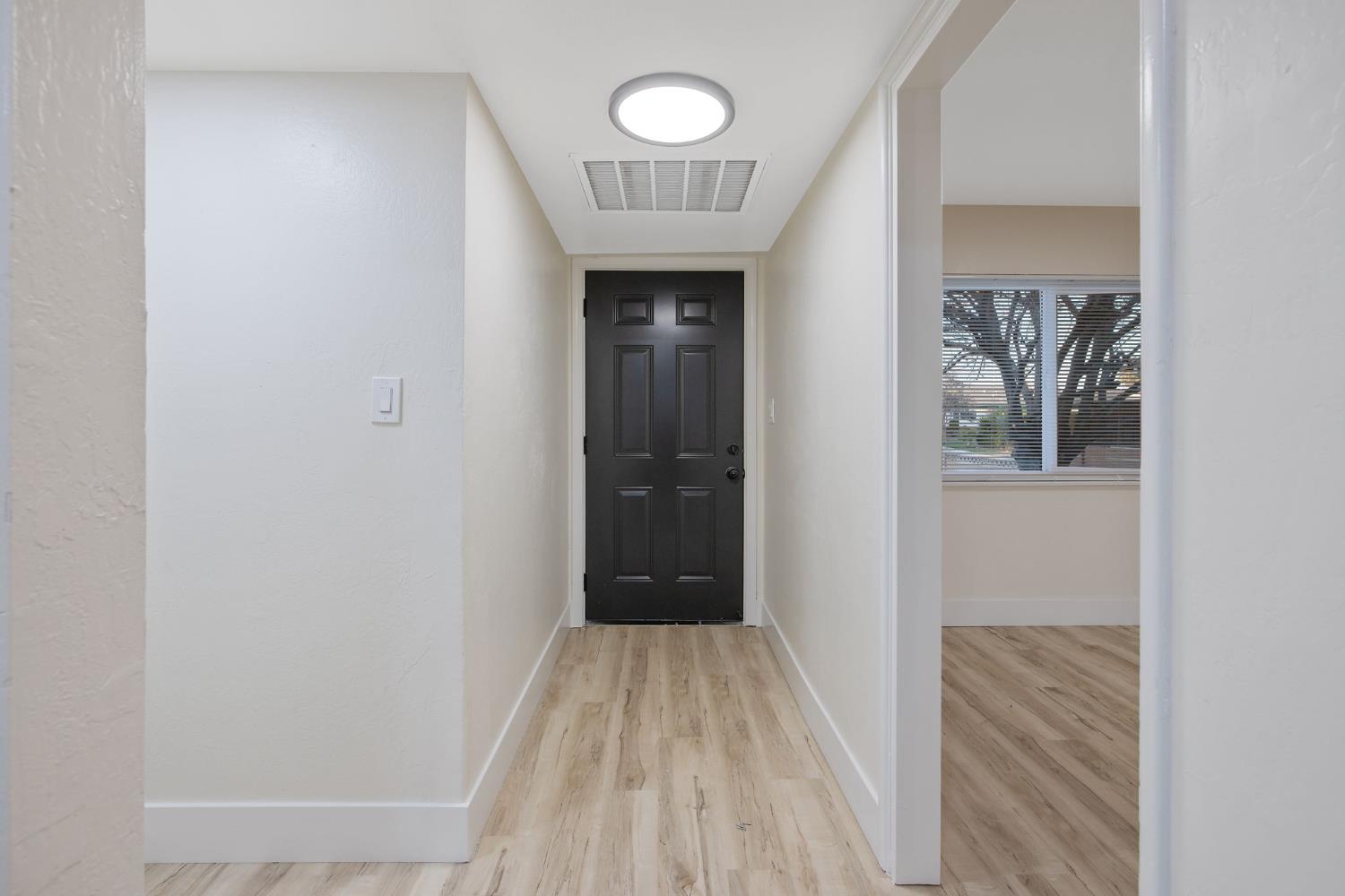 697 E Scott Ave, Fresno, CA 93710