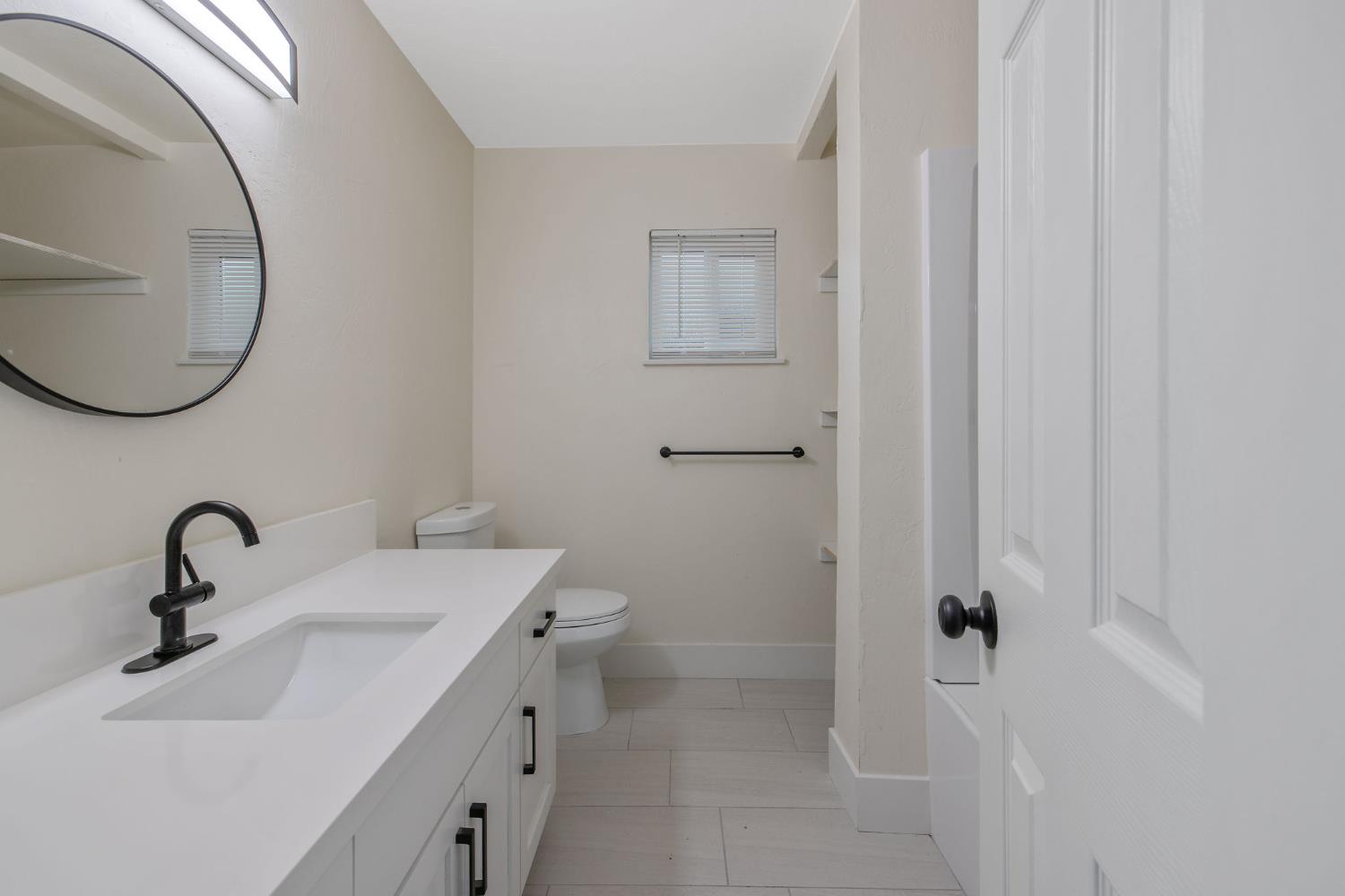 697 E Scott Ave, Fresno, CA 93710