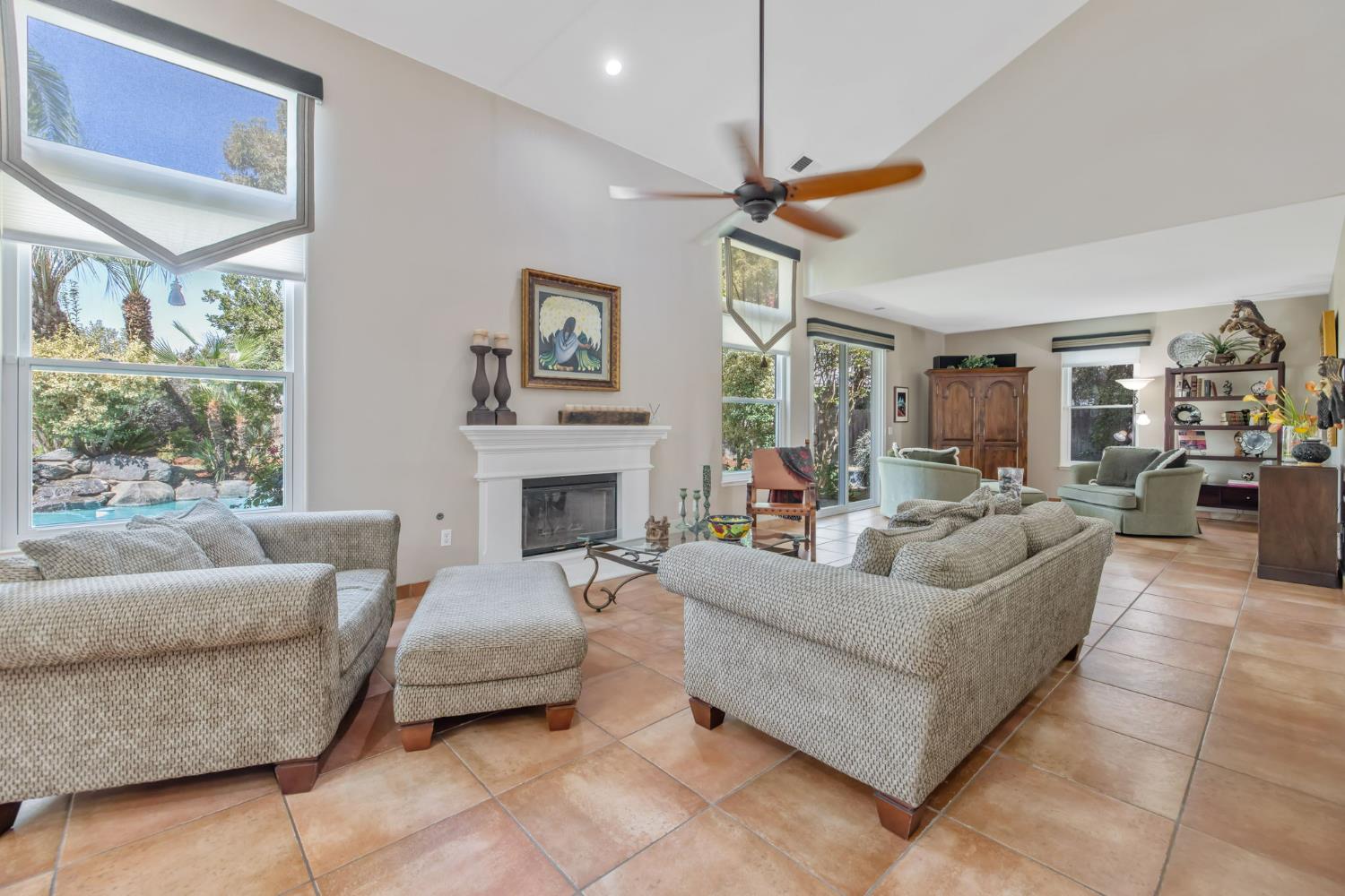 6030 W Country Ct, Visalia, CA 93277