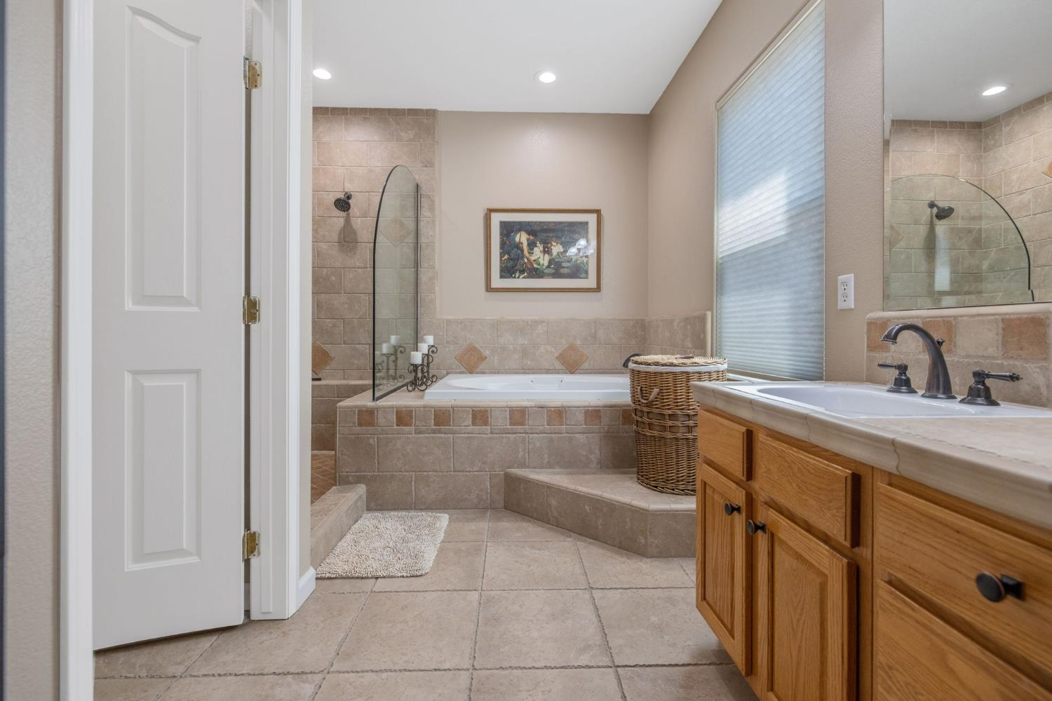 6030 W Country Ct, Visalia, CA 93277