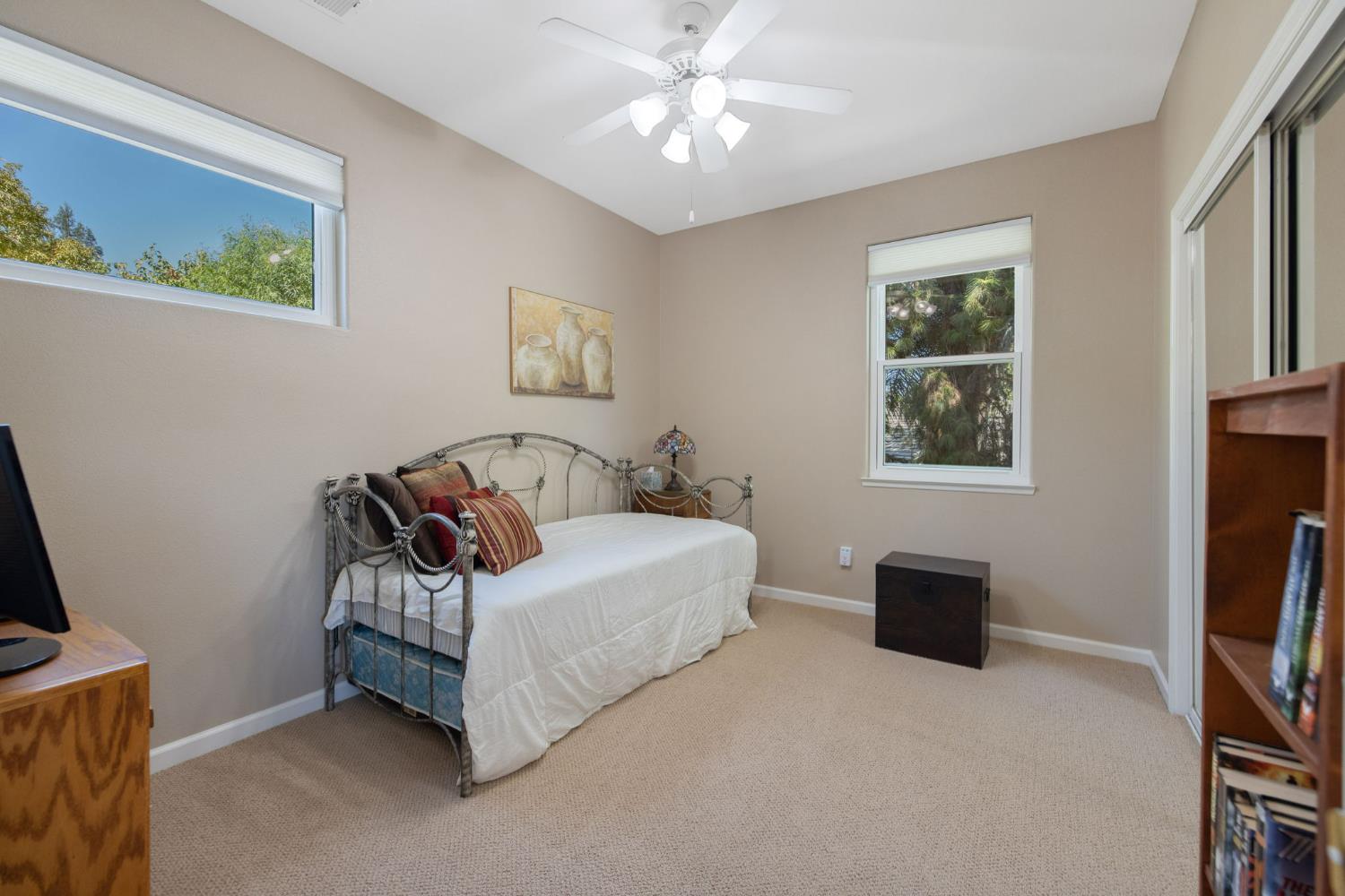 6030 W Country Ct, Visalia, CA 93277