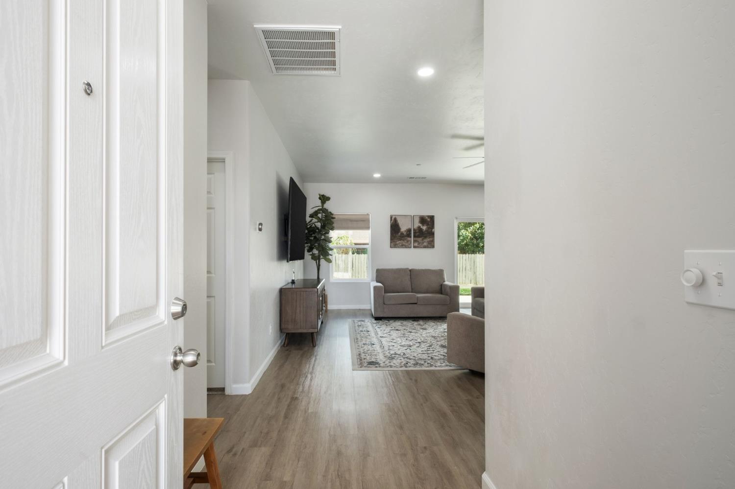 775 Kimball Ln, Hanford, CA 93230