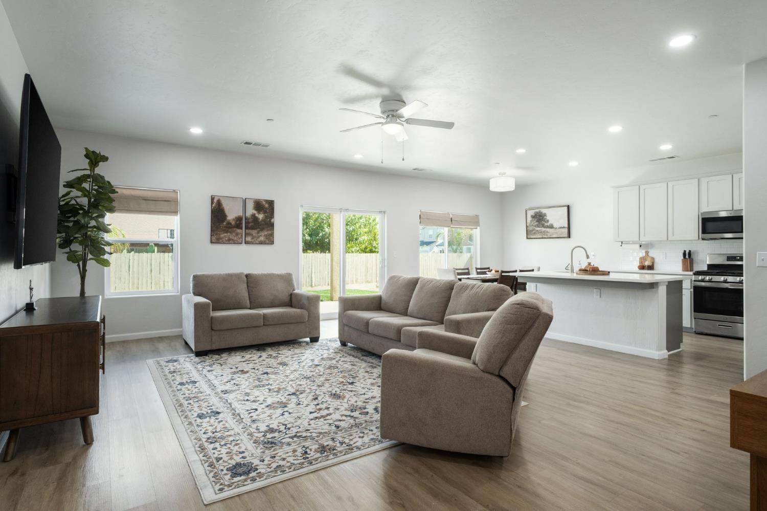 775 Kimball Ln, Hanford, CA 93230