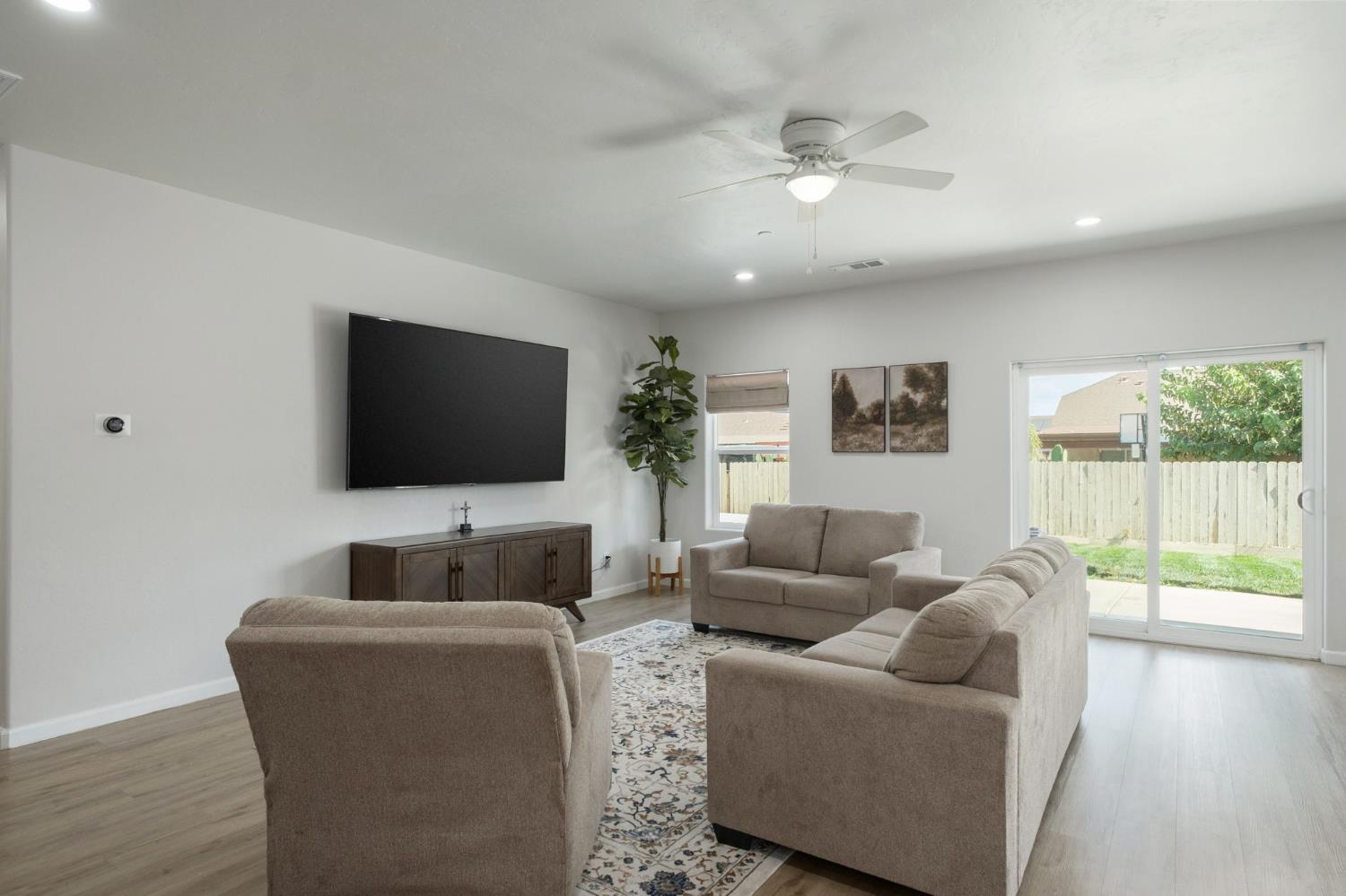 775 Kimball Ln, Hanford, CA 93230