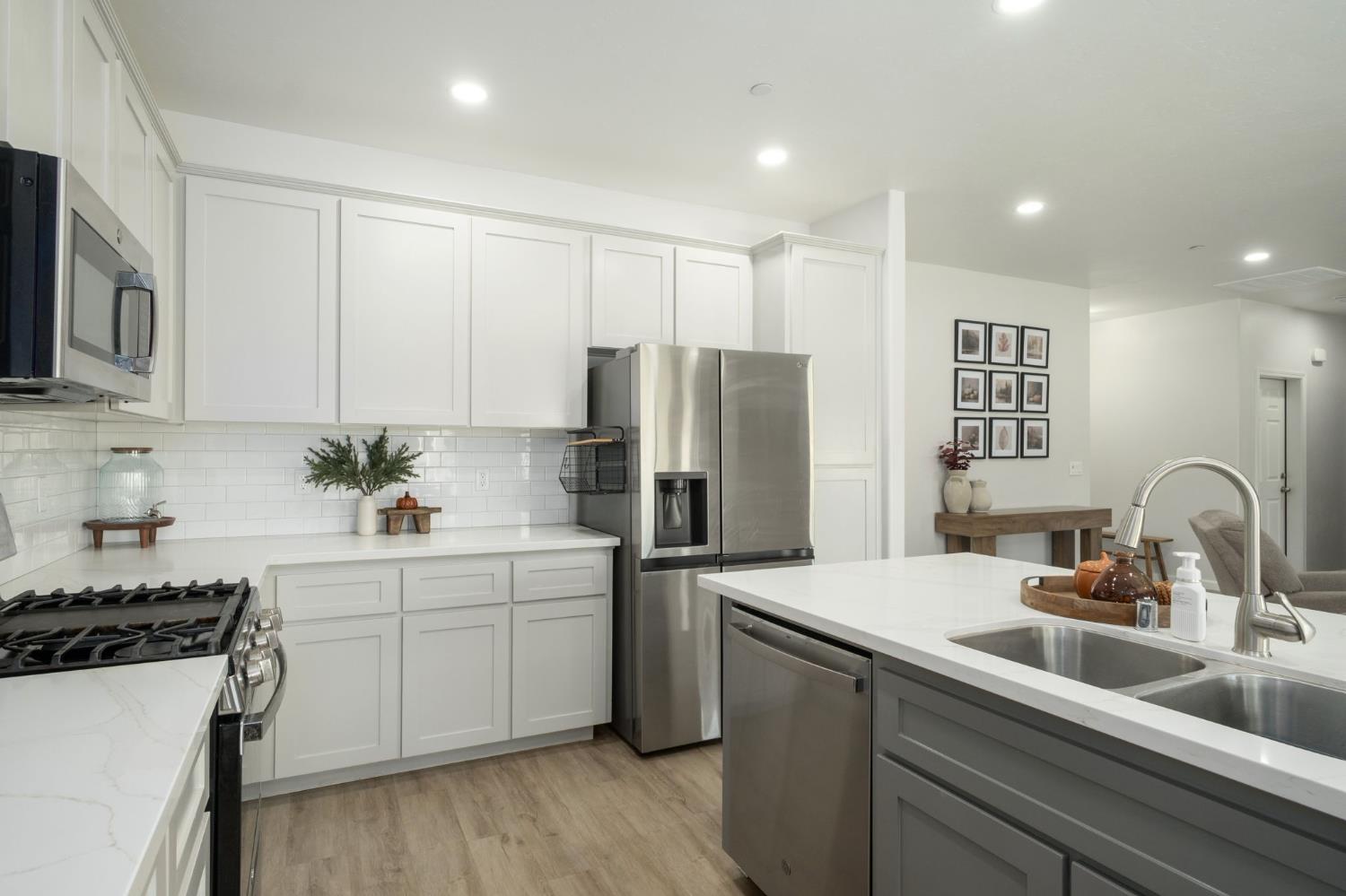 775 Kimball Ln, Hanford, CA 93230