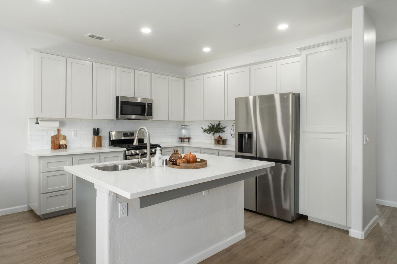 775 Kimball Ln, Hanford, CA 93230