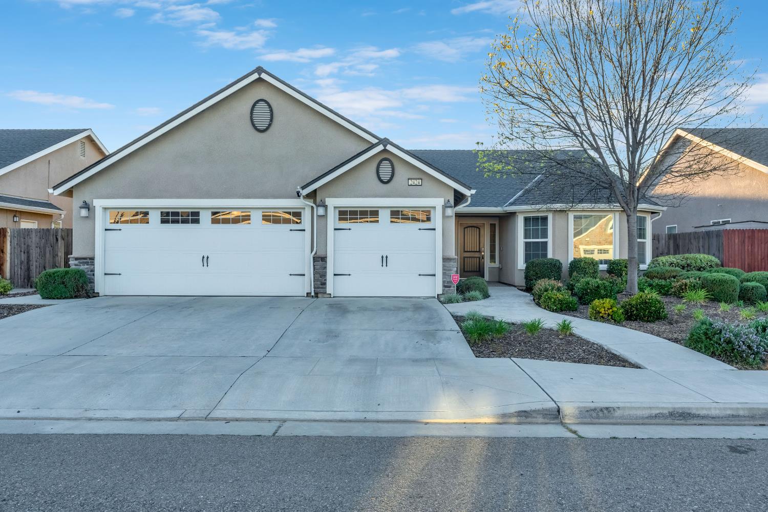 2424 Las Rosas Ave, Clovis, CA 93619