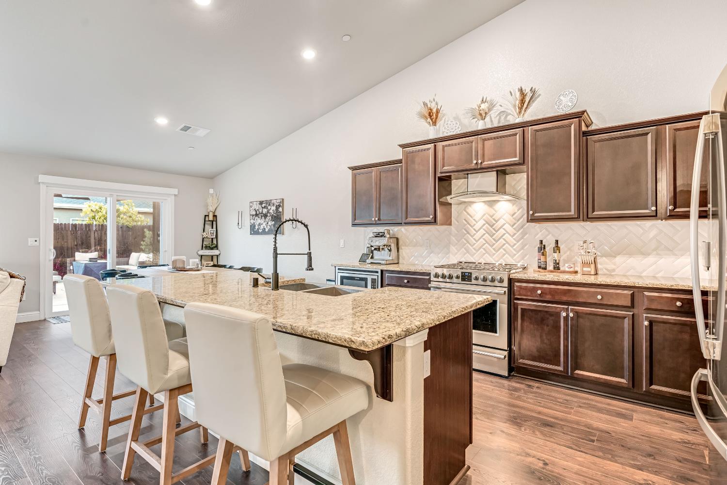 2424 Las Rosas Ave, Clovis, CA 93619