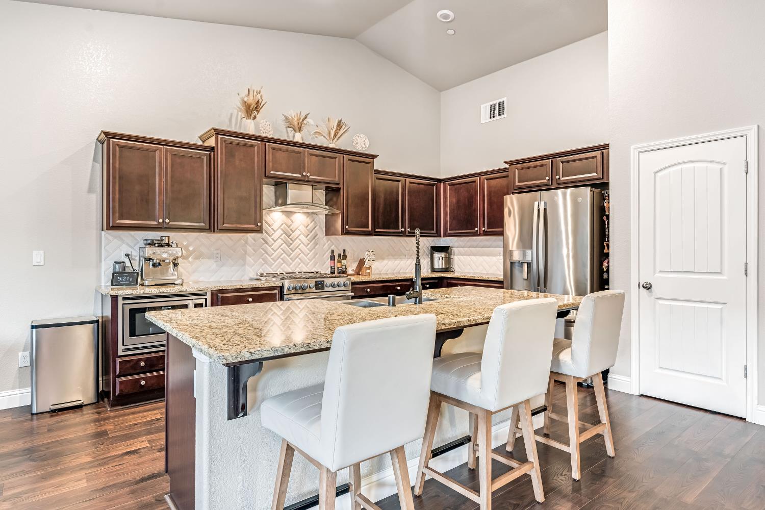 2424 Las Rosas Ave, Clovis, CA 93619