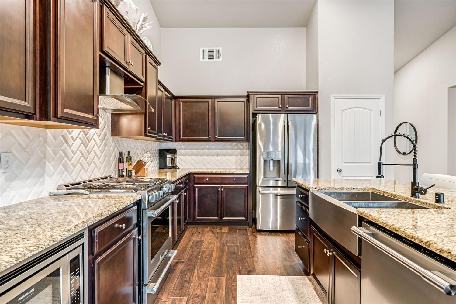 2424 Las Rosas Ave, Clovis, CA 93619