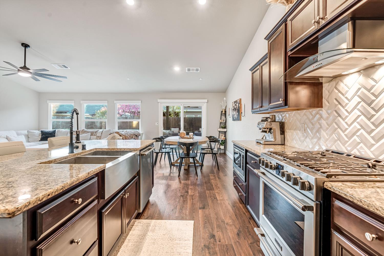 2424 Las Rosas Ave, Clovis, CA 93619