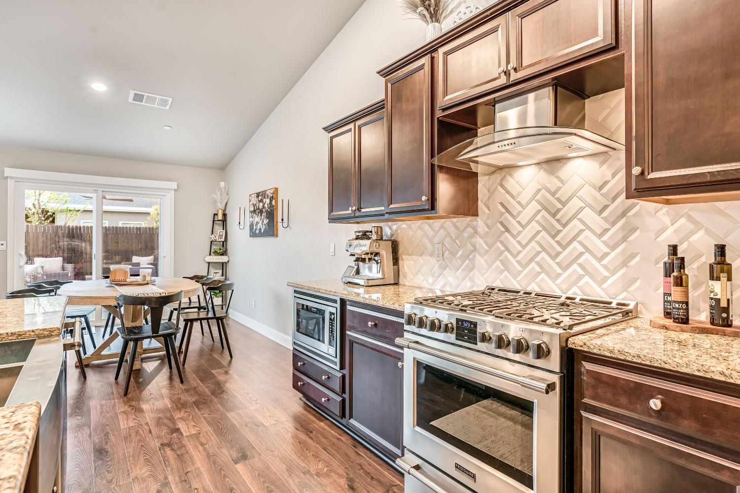 2424 Las Rosas Ave, Clovis, CA 93619