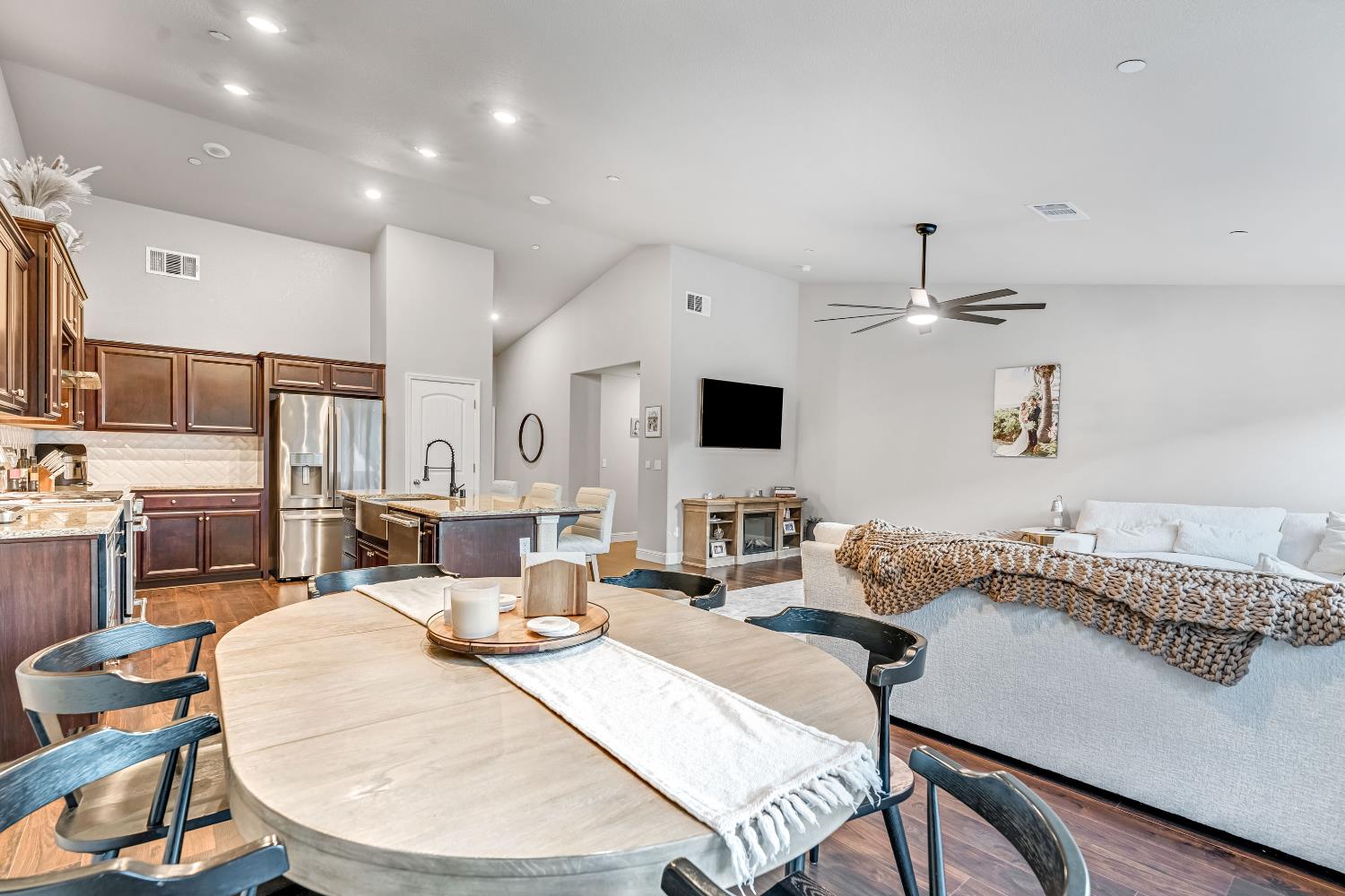 2424 Las Rosas Ave, Clovis, CA 93619