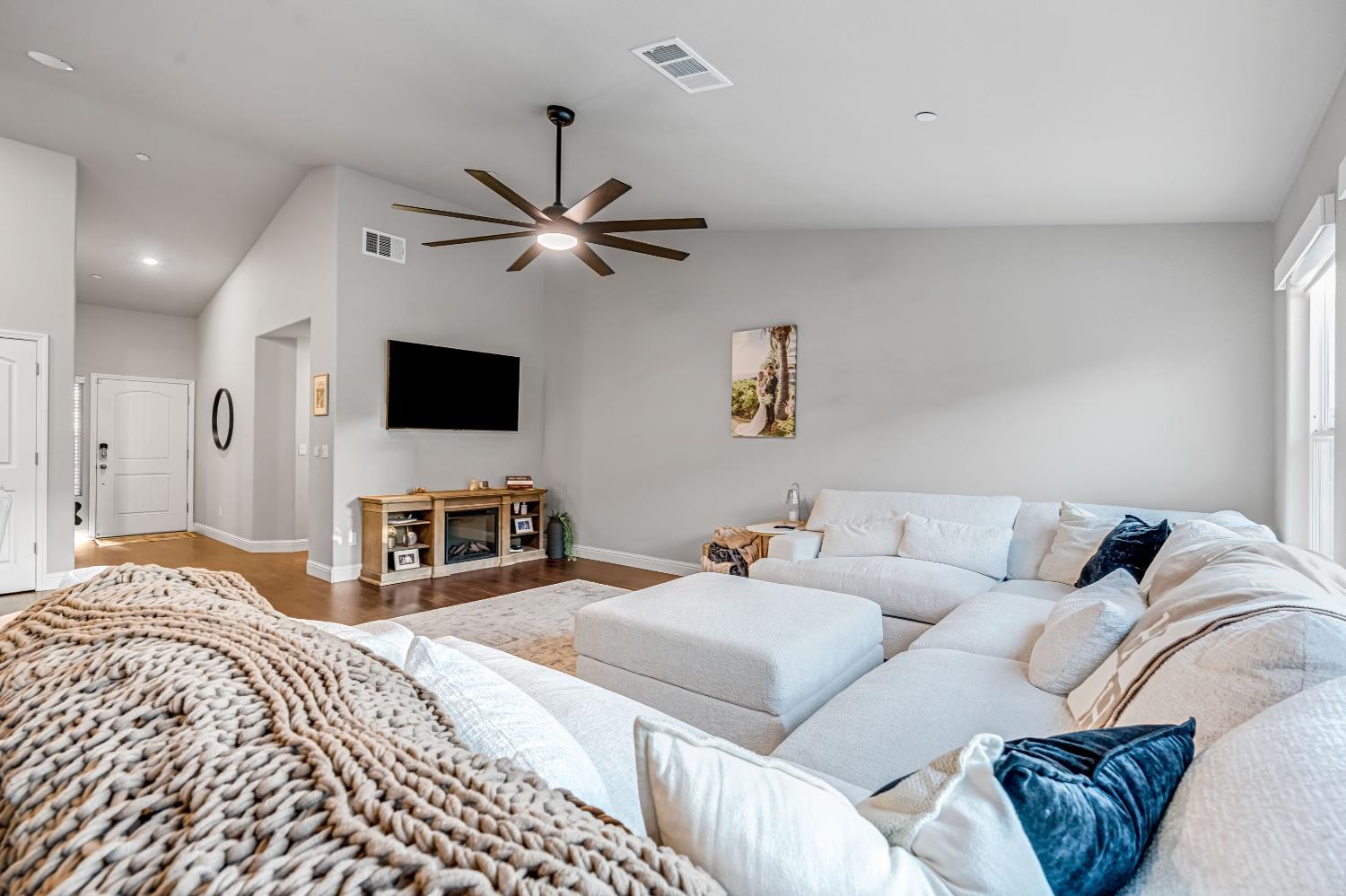 2424 Las Rosas Ave, Clovis, CA 93619