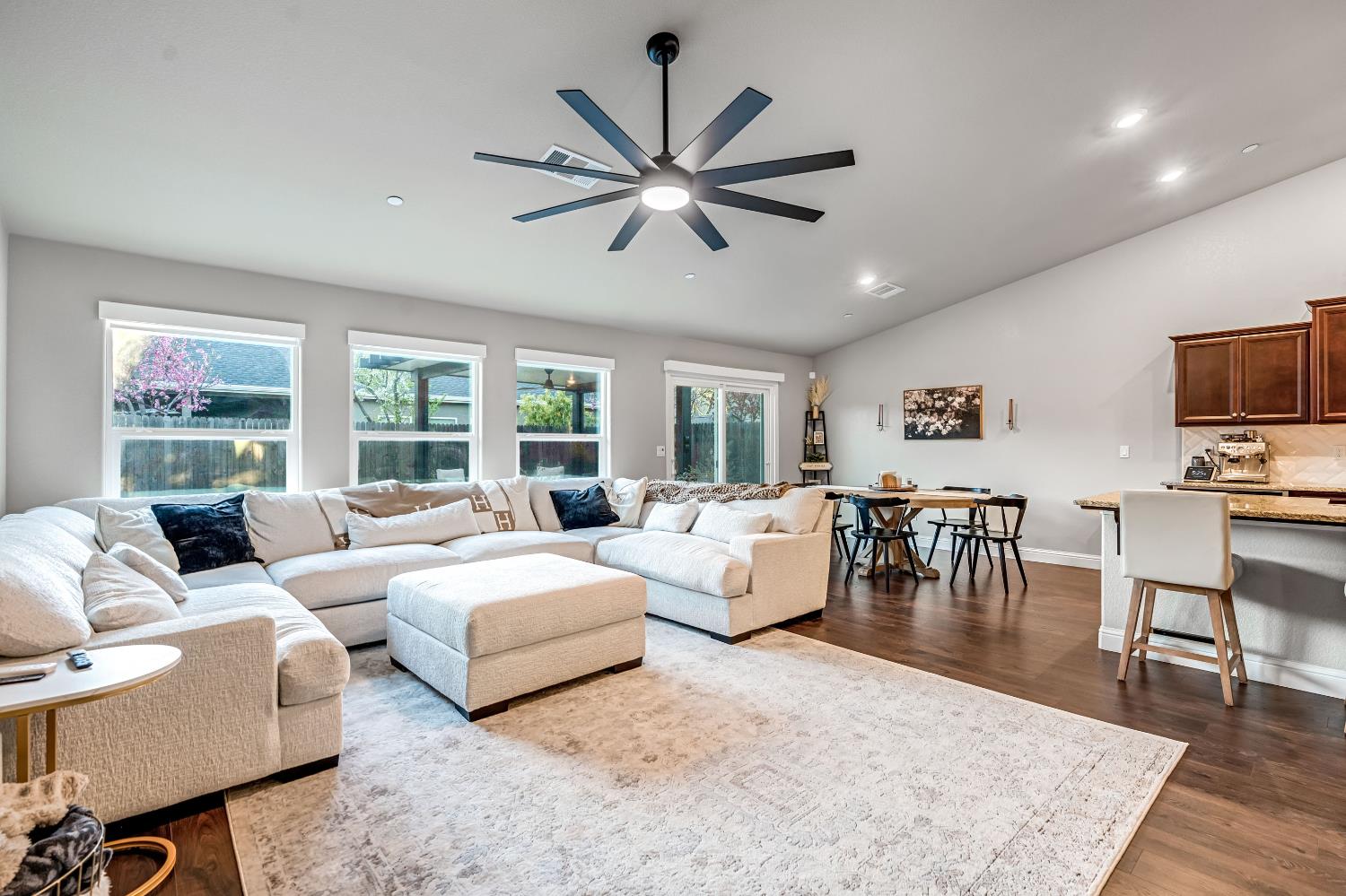 2424 Las Rosas Ave, Clovis, CA 93619