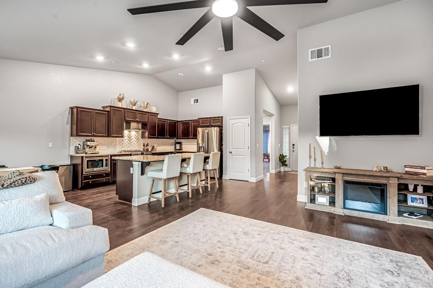 2424 Las Rosas Ave, Clovis, CA 93619