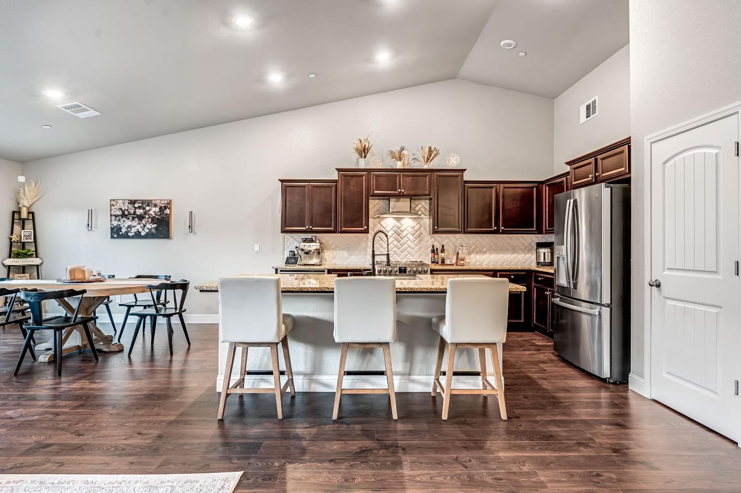 2424 Las Rosas Ave, Clovis, CA 93619