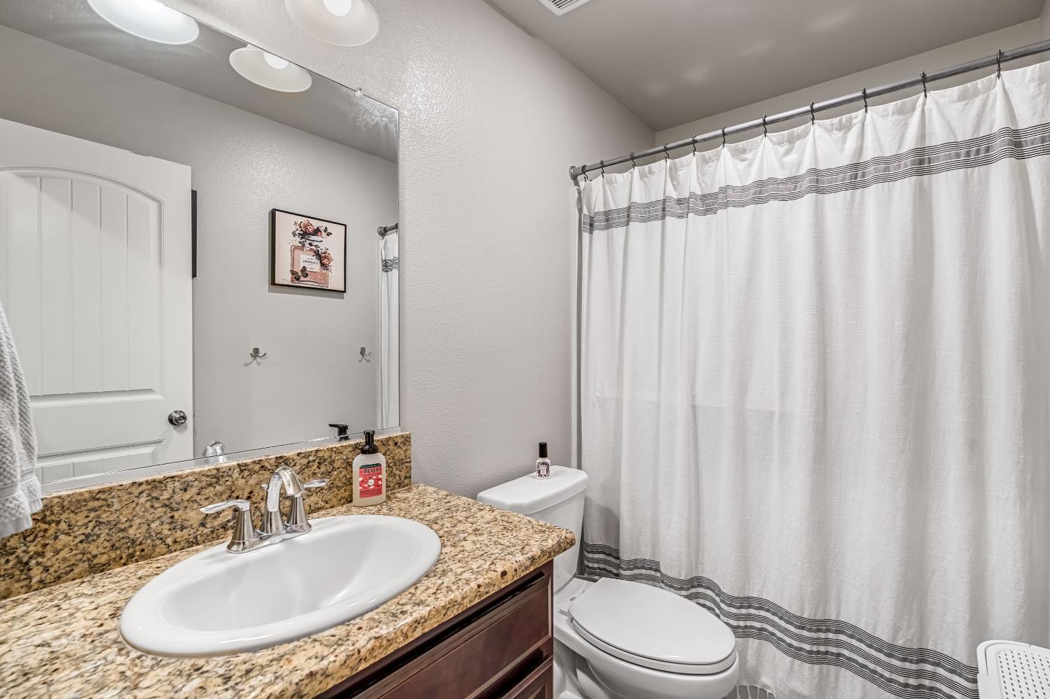 2424 Las Rosas Ave, Clovis, CA 93619