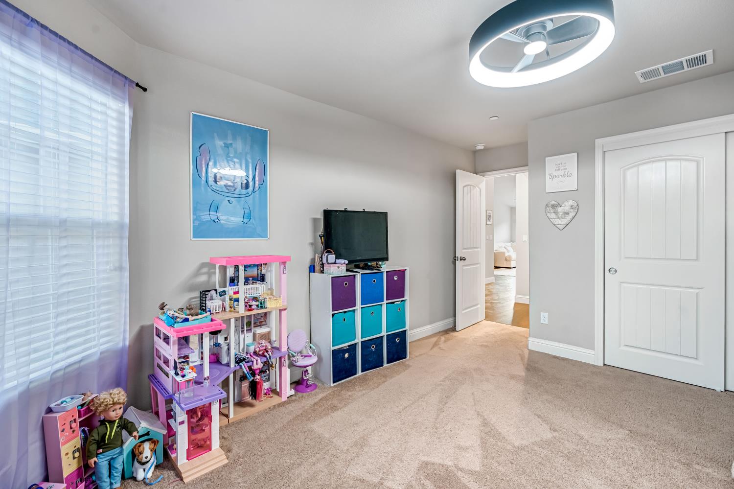 2424 Las Rosas Ave, Clovis, CA 93619