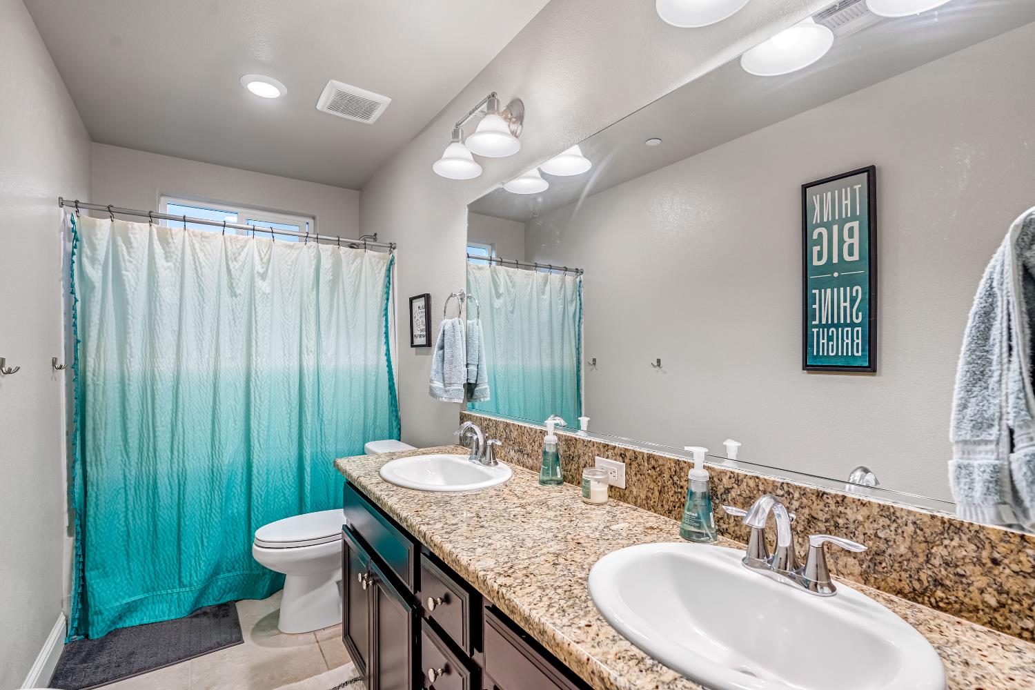 2424 Las Rosas Ave, Clovis, CA 93619