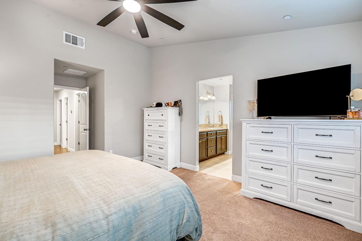 2424 Las Rosas Ave, Clovis, CA 93619