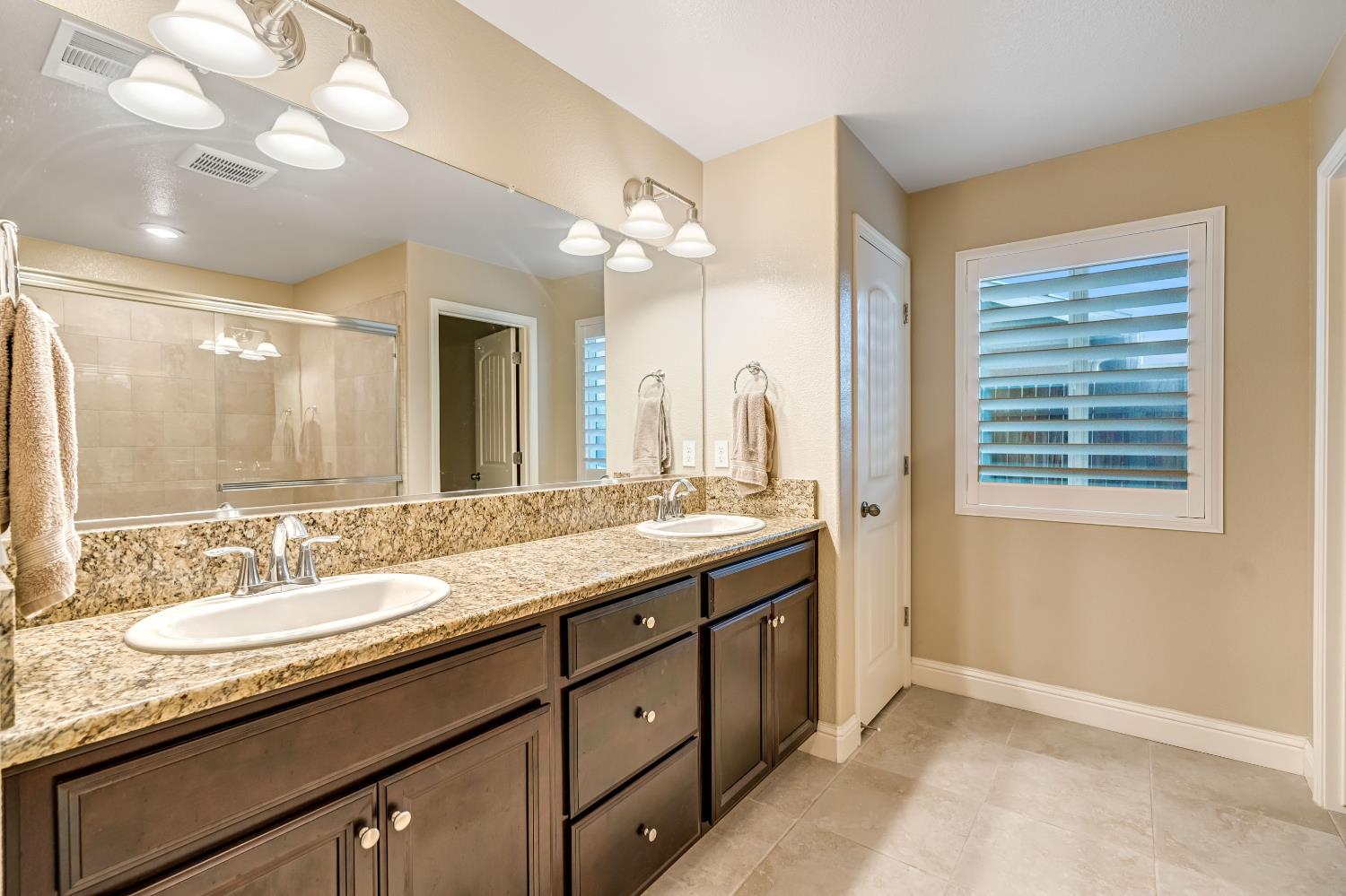 2424 Las Rosas Ave, Clovis, CA 93619