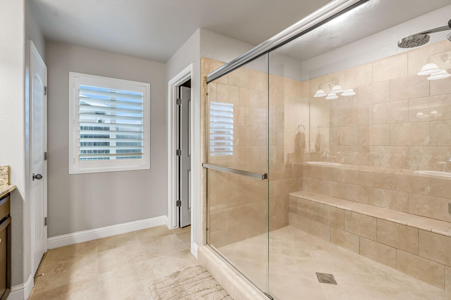 2424 Las Rosas Ave, Clovis, CA 93619