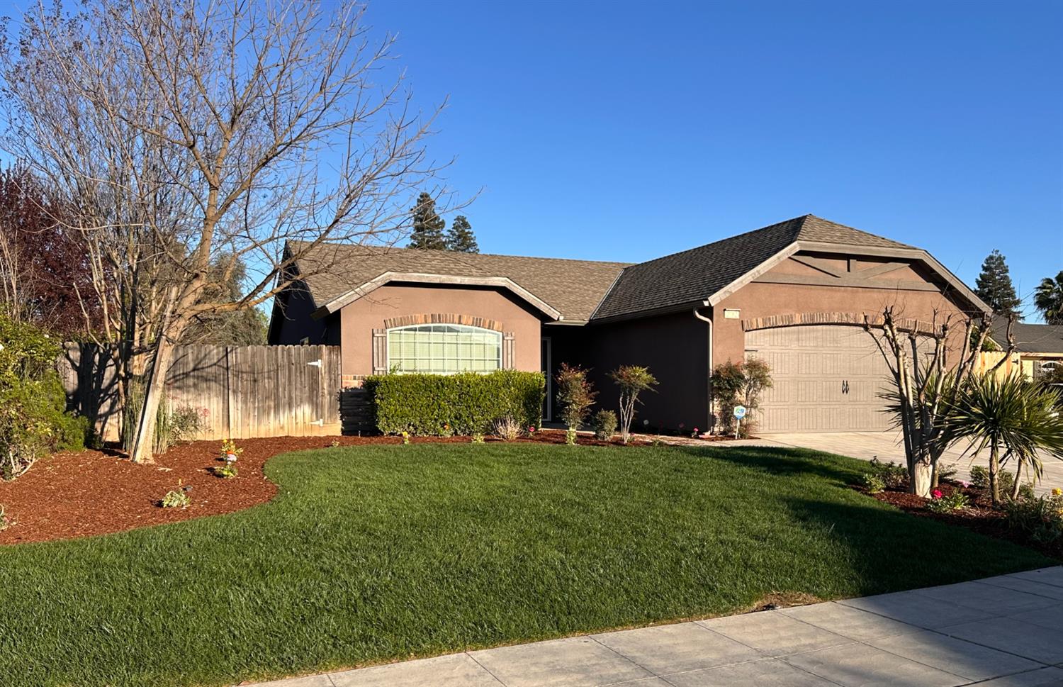 2582 N Antioch, Fresno, CA 93722