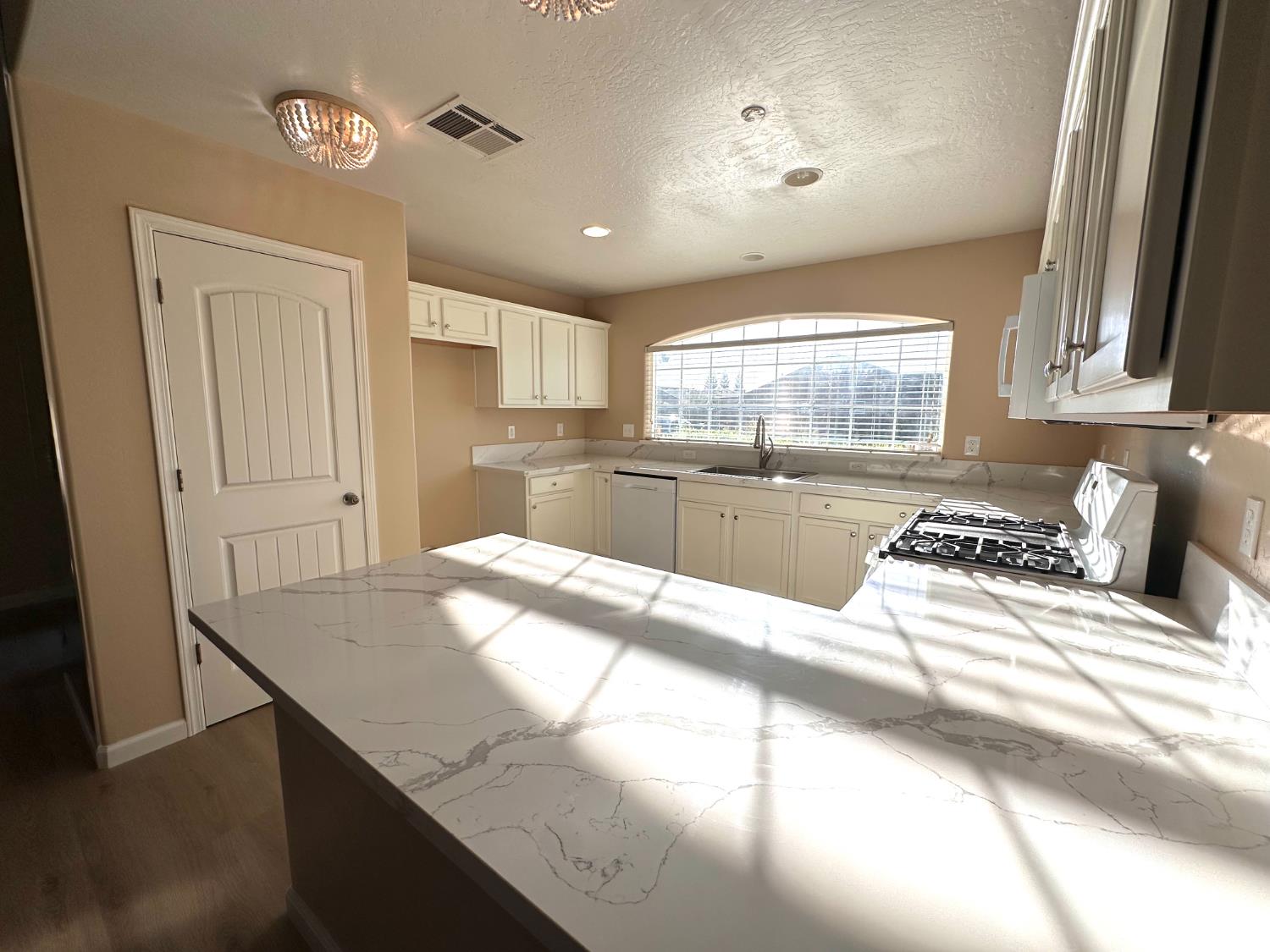 2582 N Antioch, Fresno, CA 93722