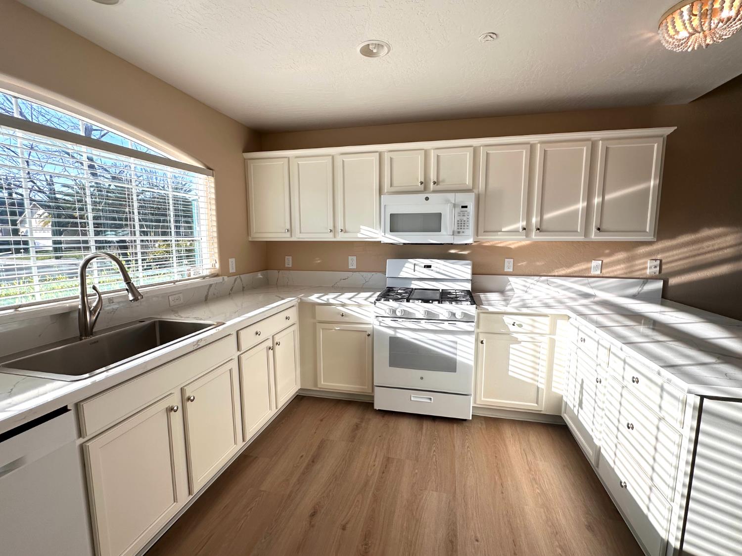 2582 N Antioch, Fresno, CA 93722