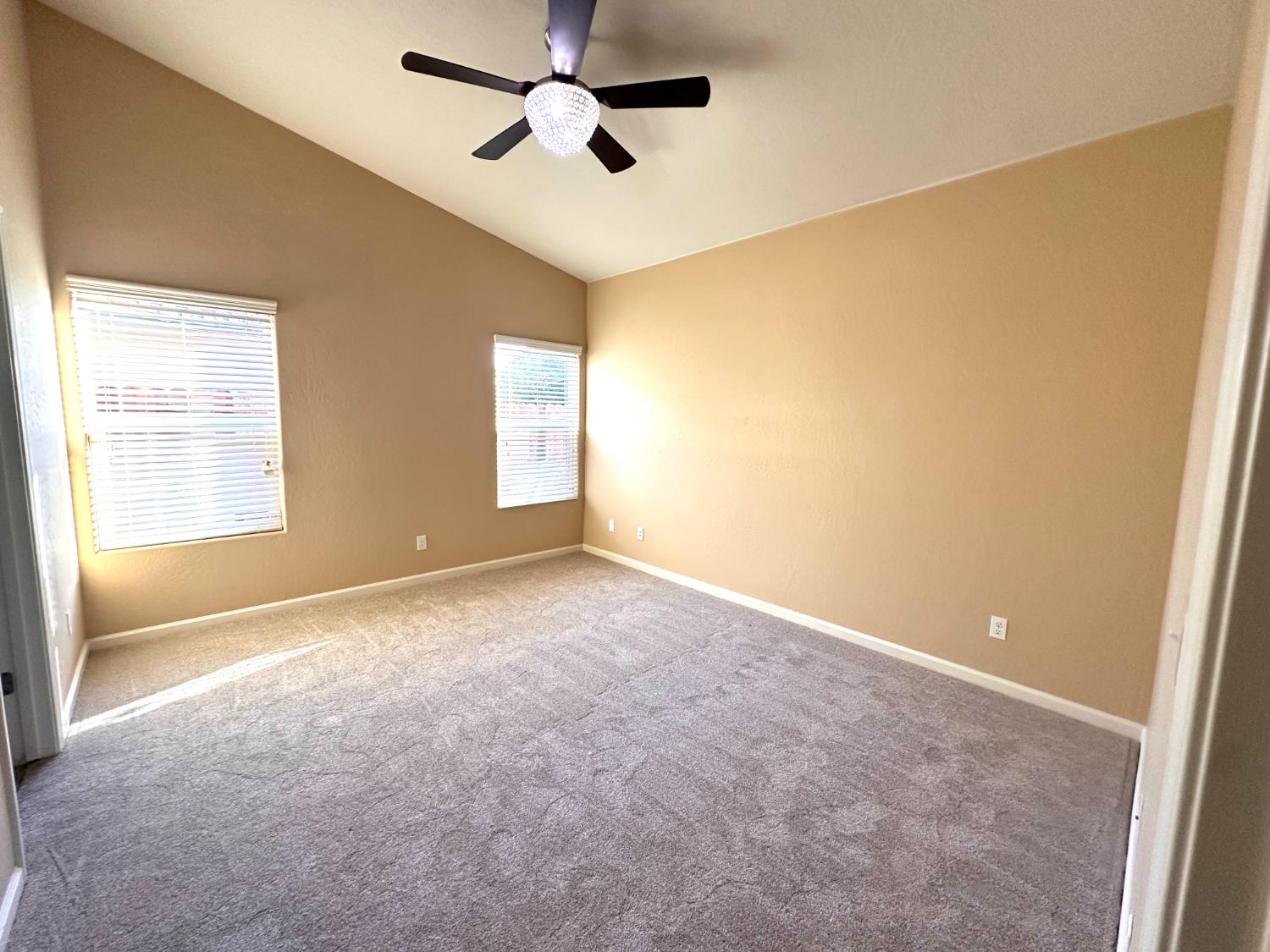 2582 N Antioch, Fresno, CA 93722