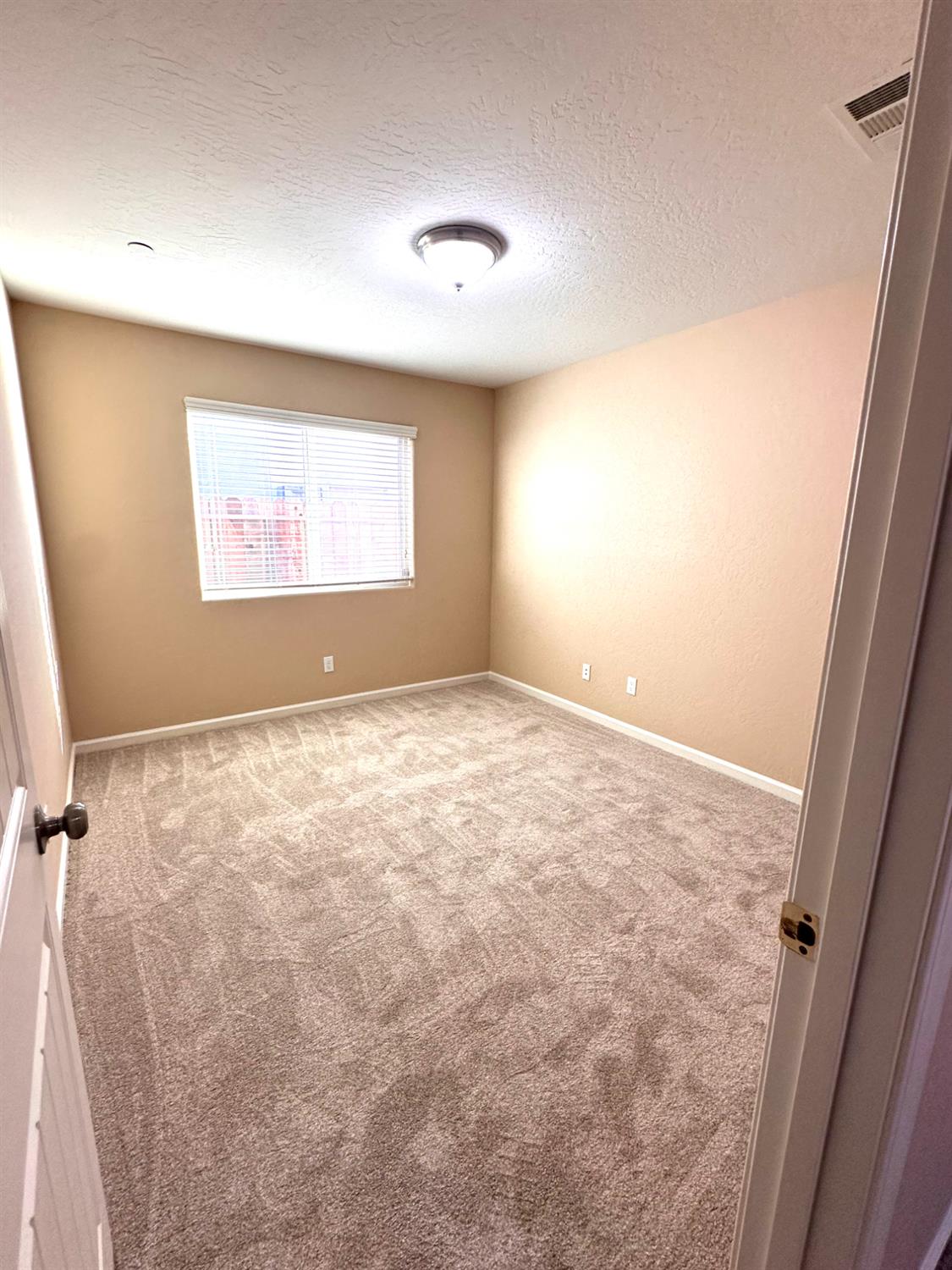 2582 N Antioch, Fresno, CA 93722