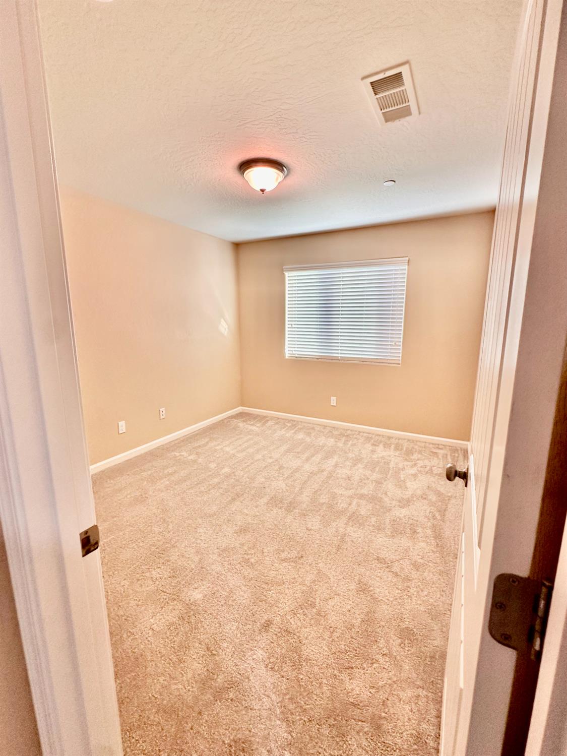 2582 N Antioch, Fresno, CA 93722