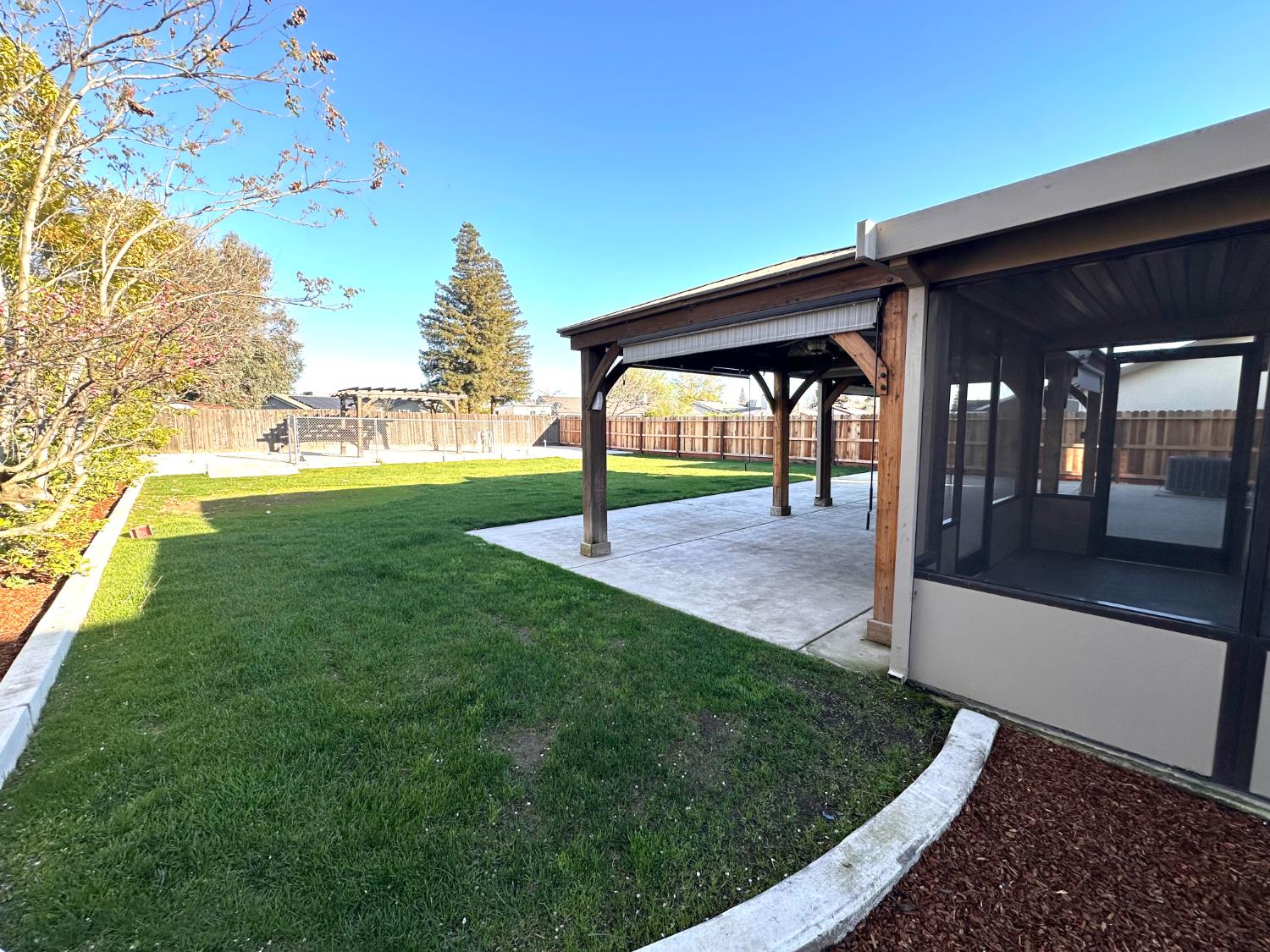 2582 N Antioch, Fresno, CA 93722