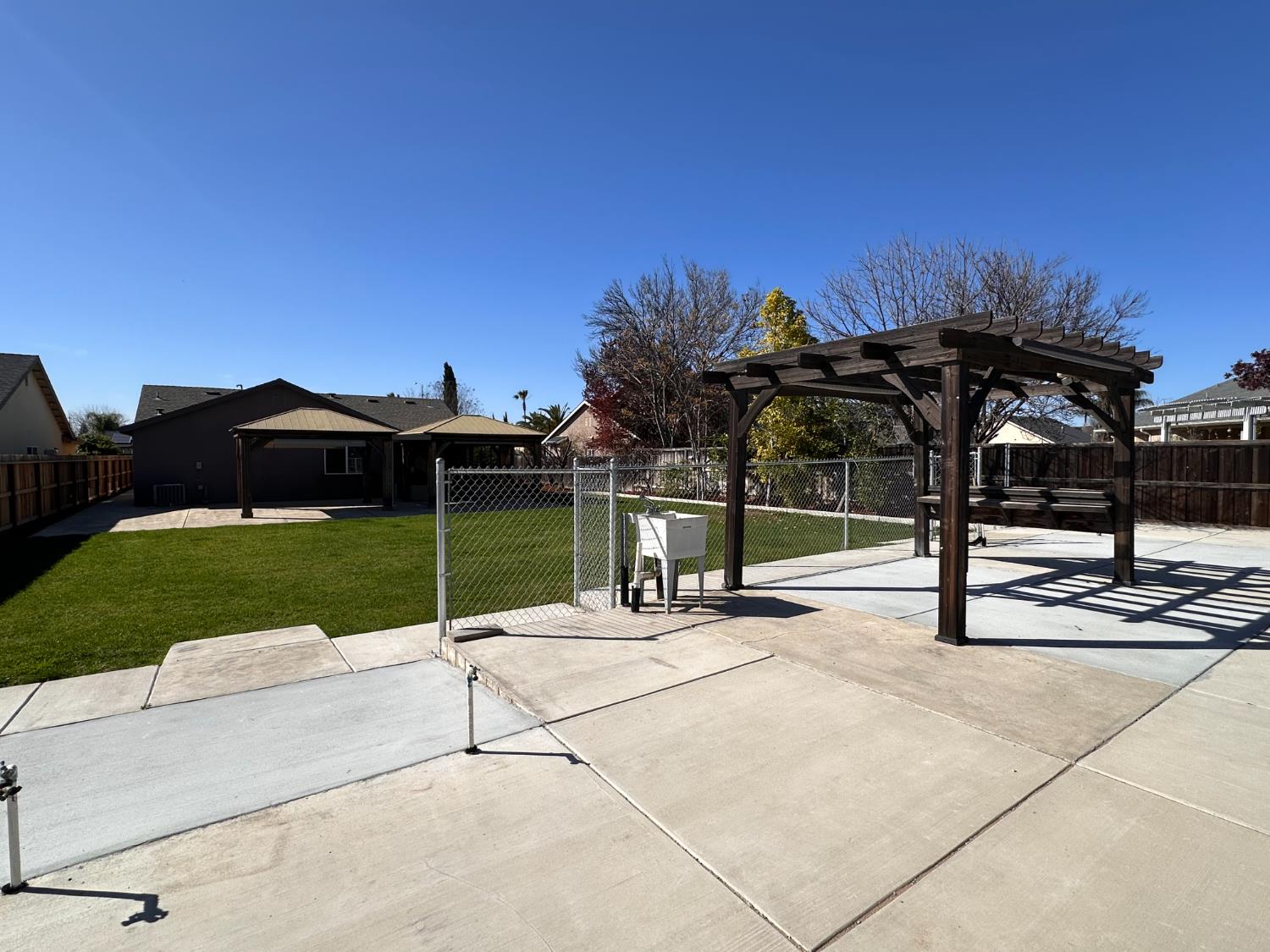 2582 N Antioch, Fresno, CA 93722