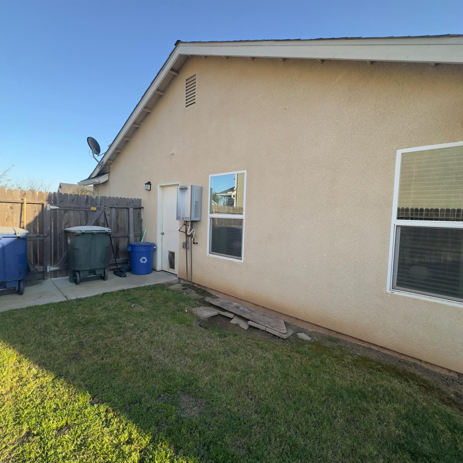 53 Dalton Ave, Sanger, CA 93657