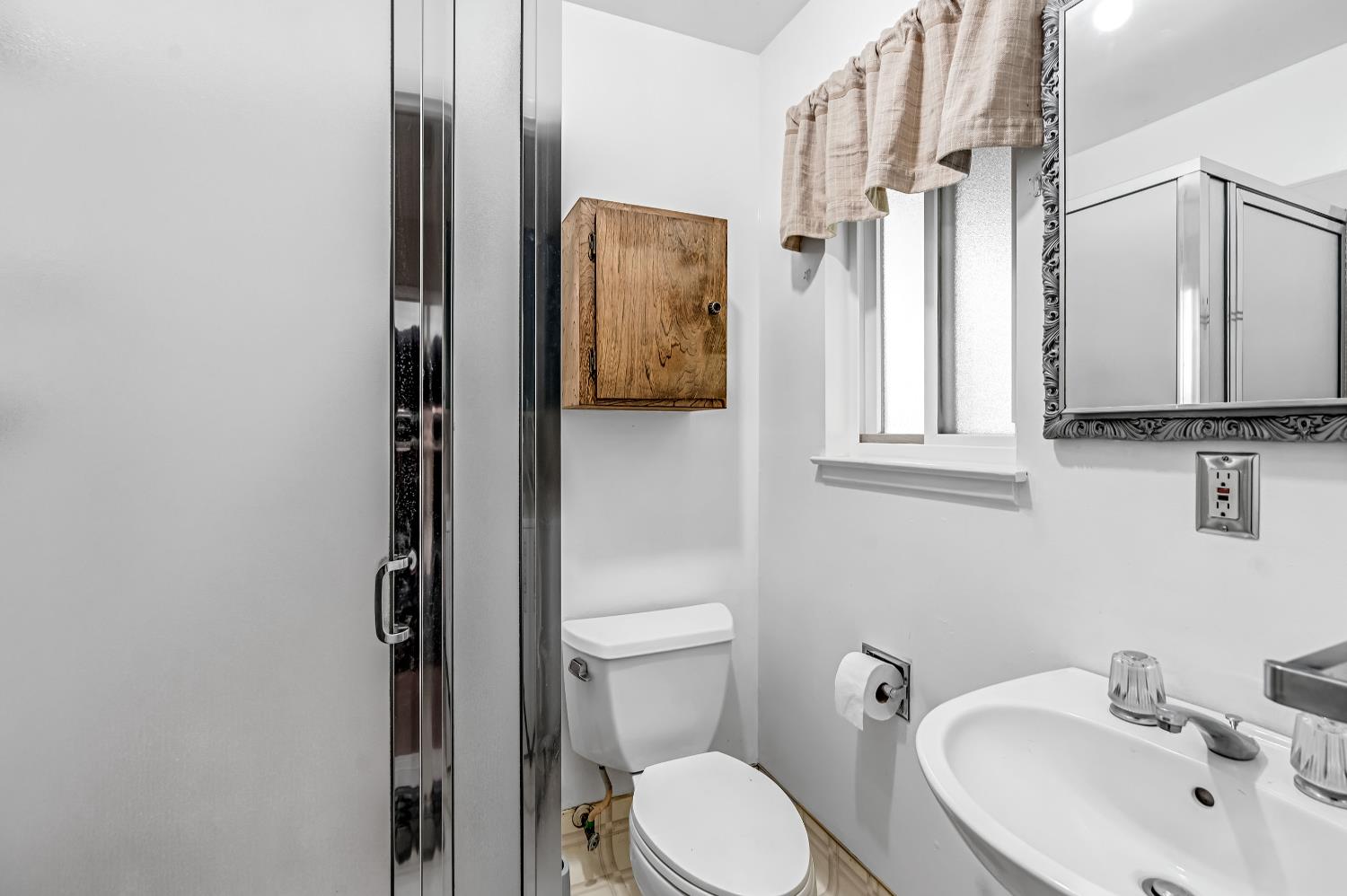 5694 N Winchester Ave, Fresno, CA 93704