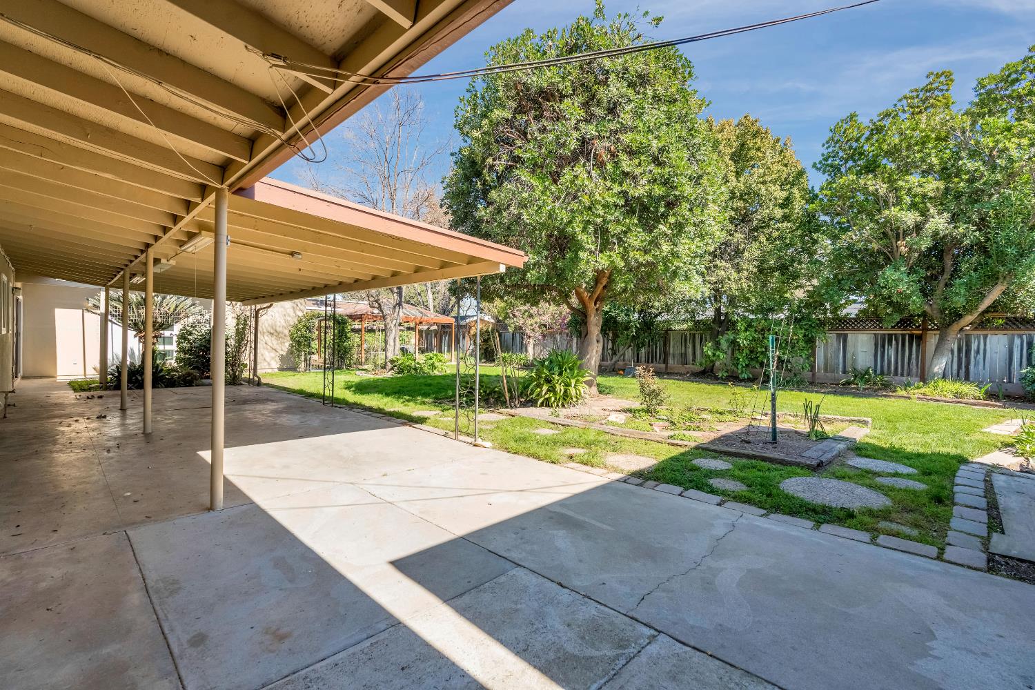 5694 N Winchester Ave, Fresno, CA 93704