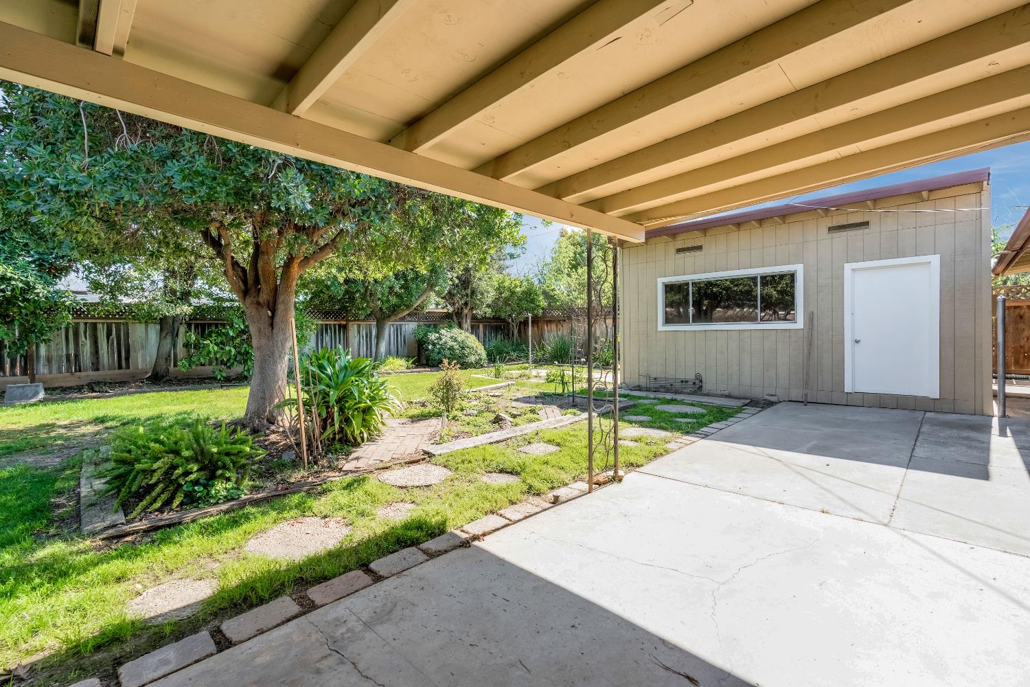 5694 N Winchester Ave, Fresno, CA 93704