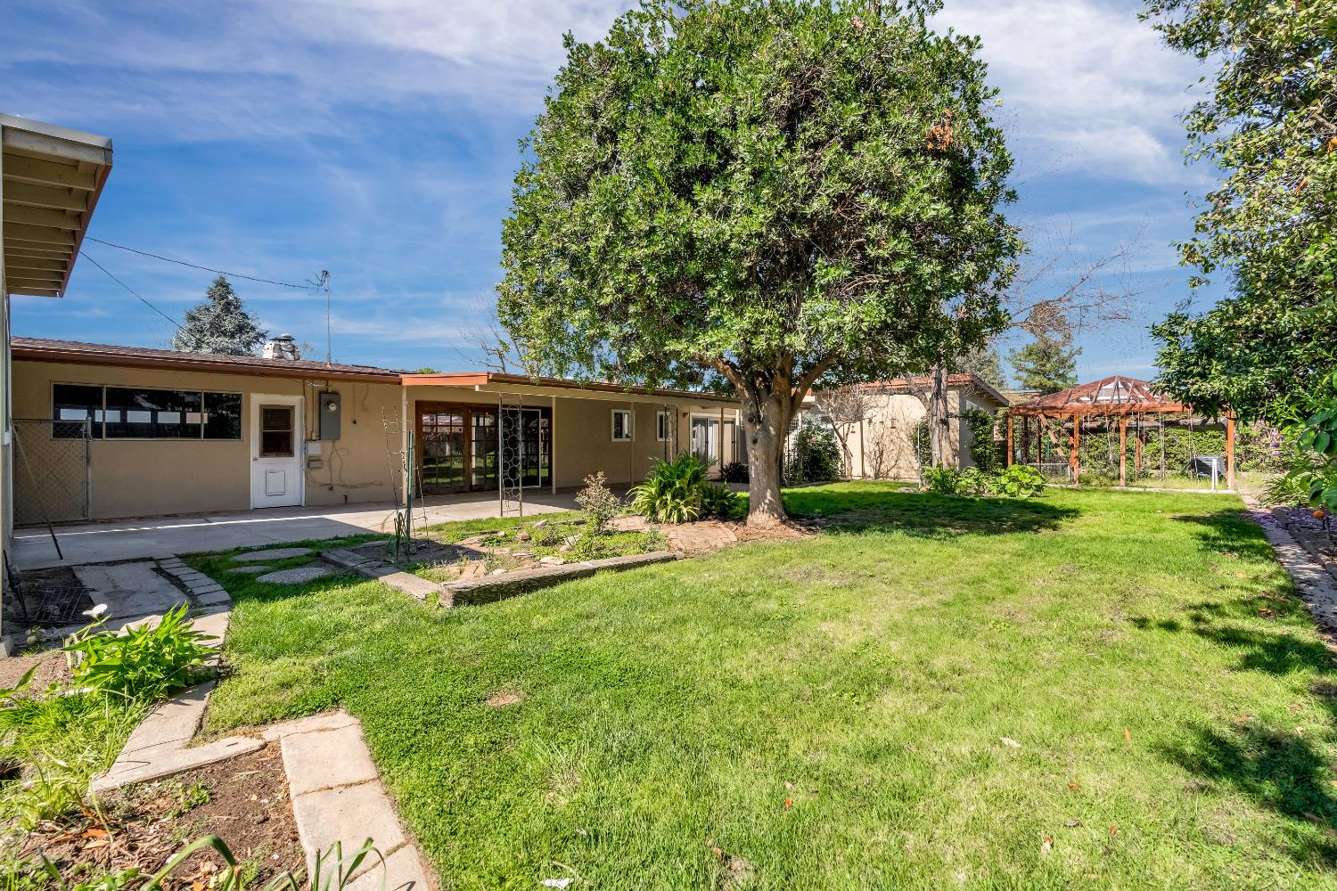 5694 N Winchester Ave, Fresno, CA 93704