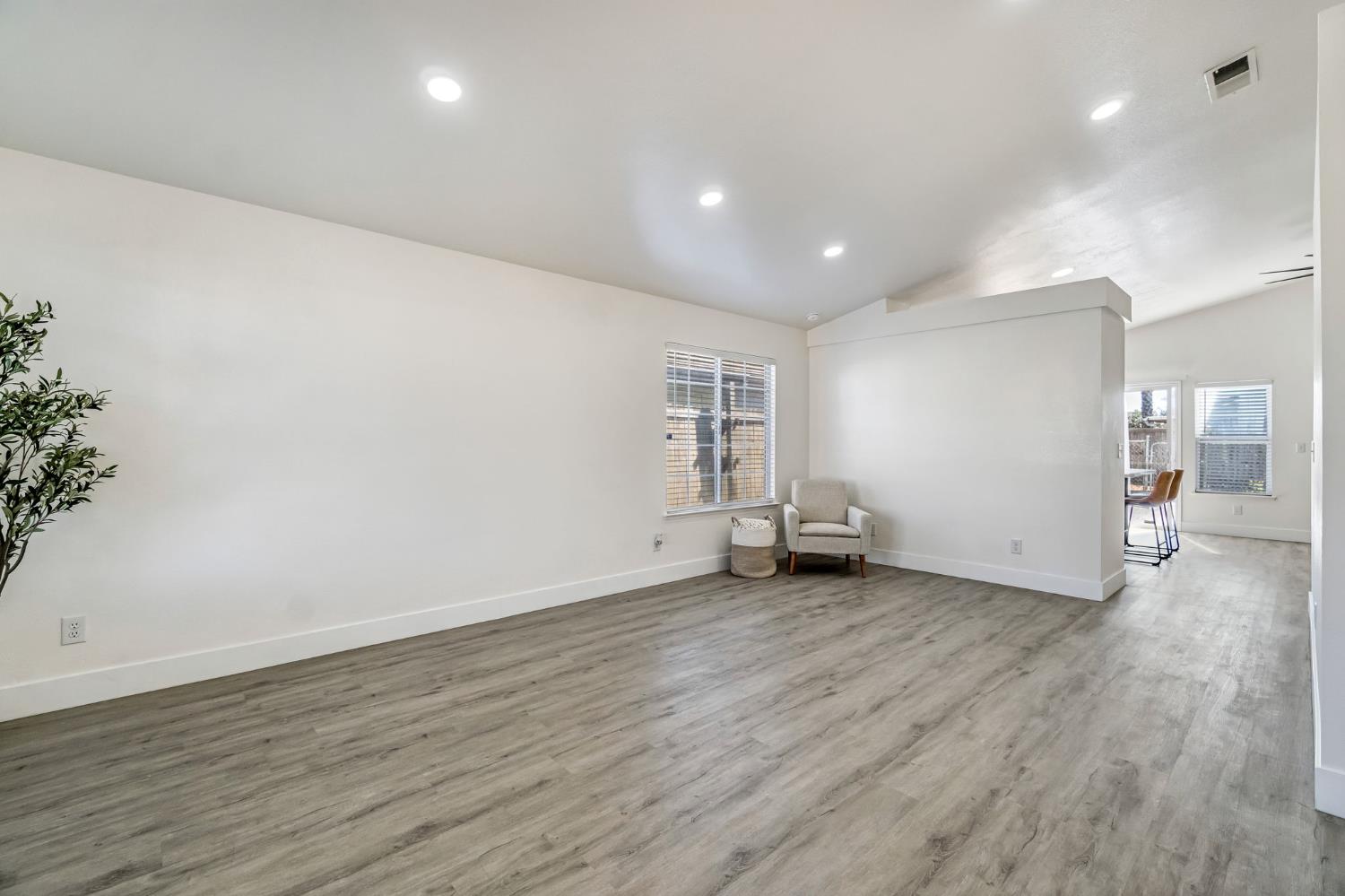 5545 W Norwich Ave, Fresno, CA 93722