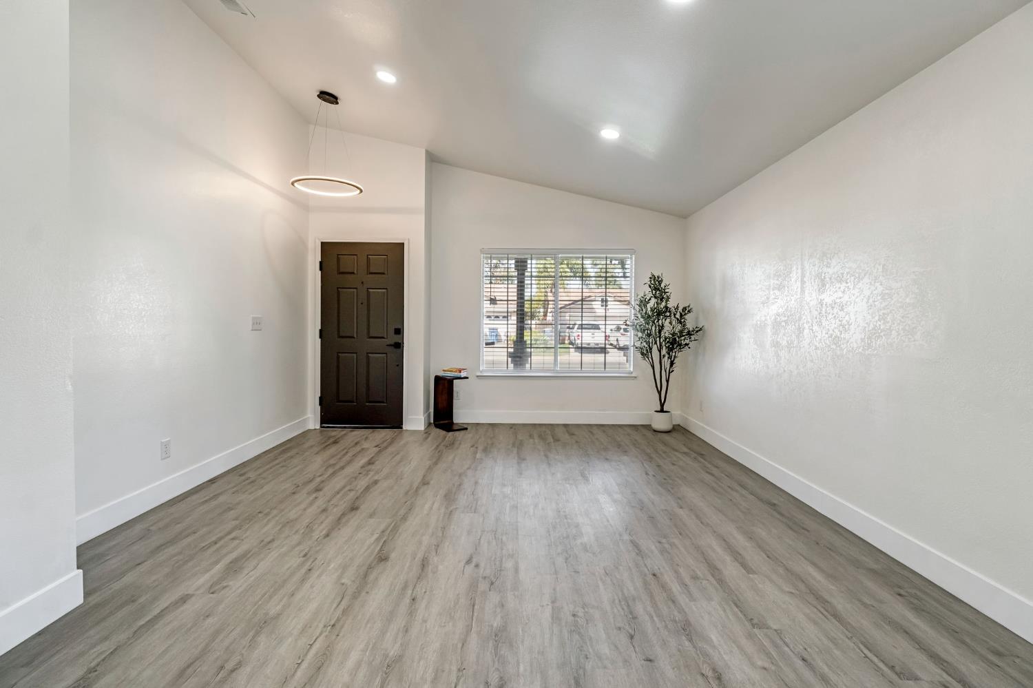 5545 W Norwich Ave, Fresno, CA 93722