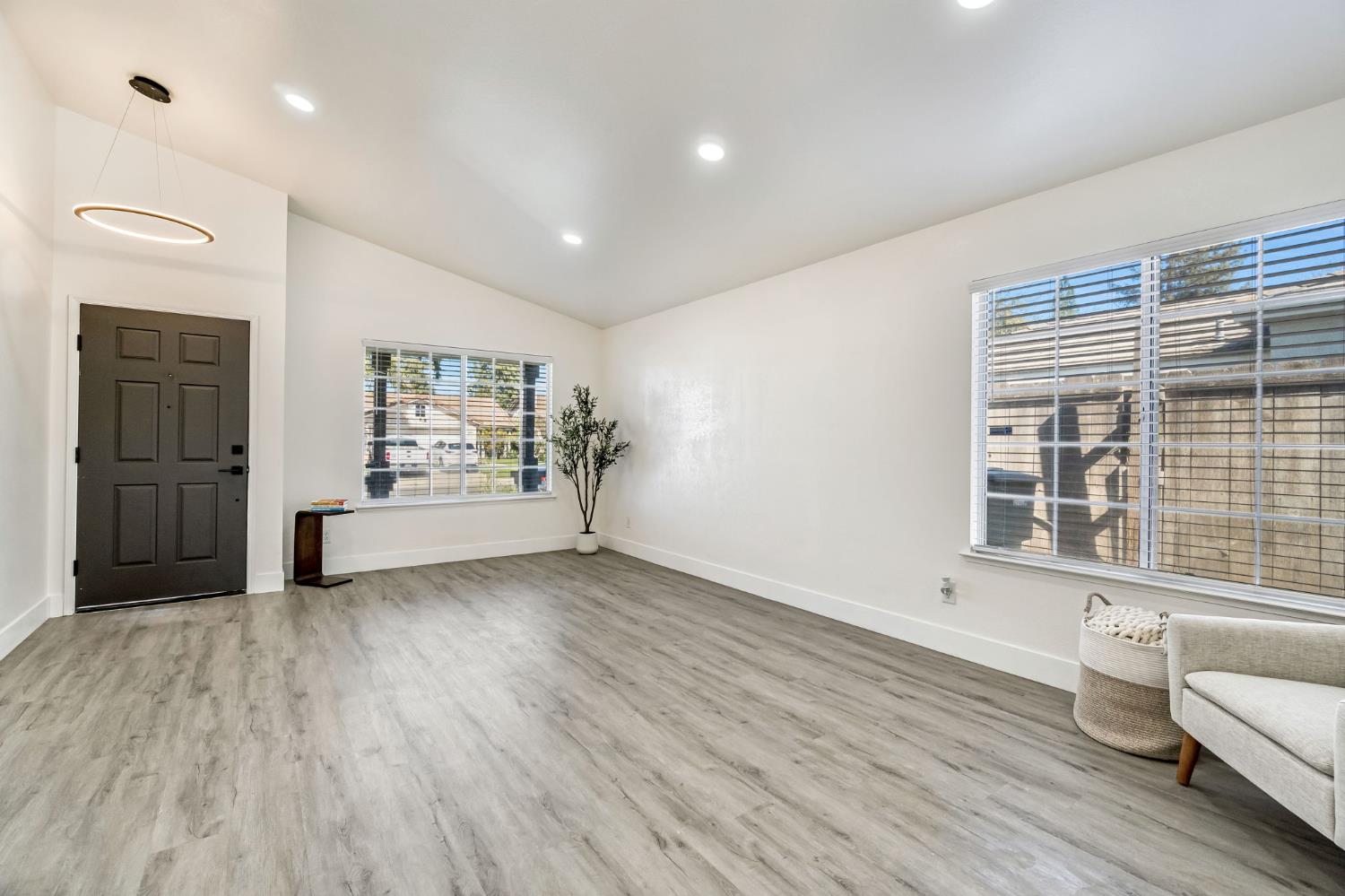 5545 W Norwich Ave, Fresno, CA 93722