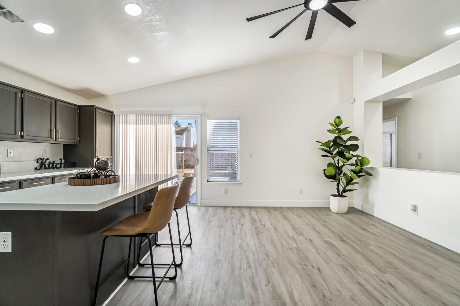 5545 W Norwich Ave, Fresno, CA 93722