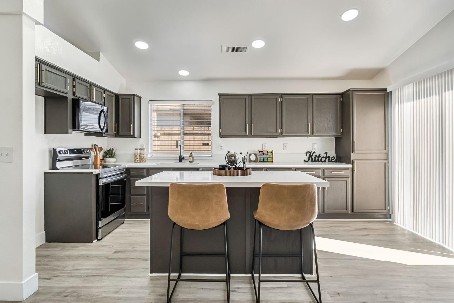 5545 W Norwich Ave, Fresno, CA 93722