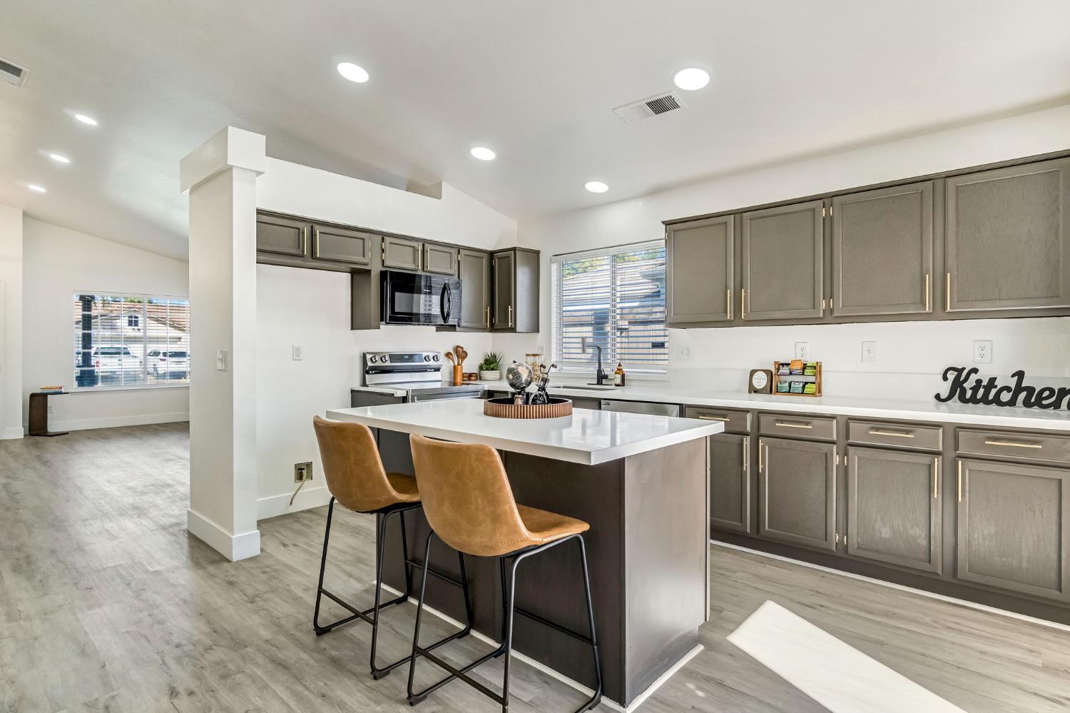 5545 W Norwich Ave, Fresno, CA 93722