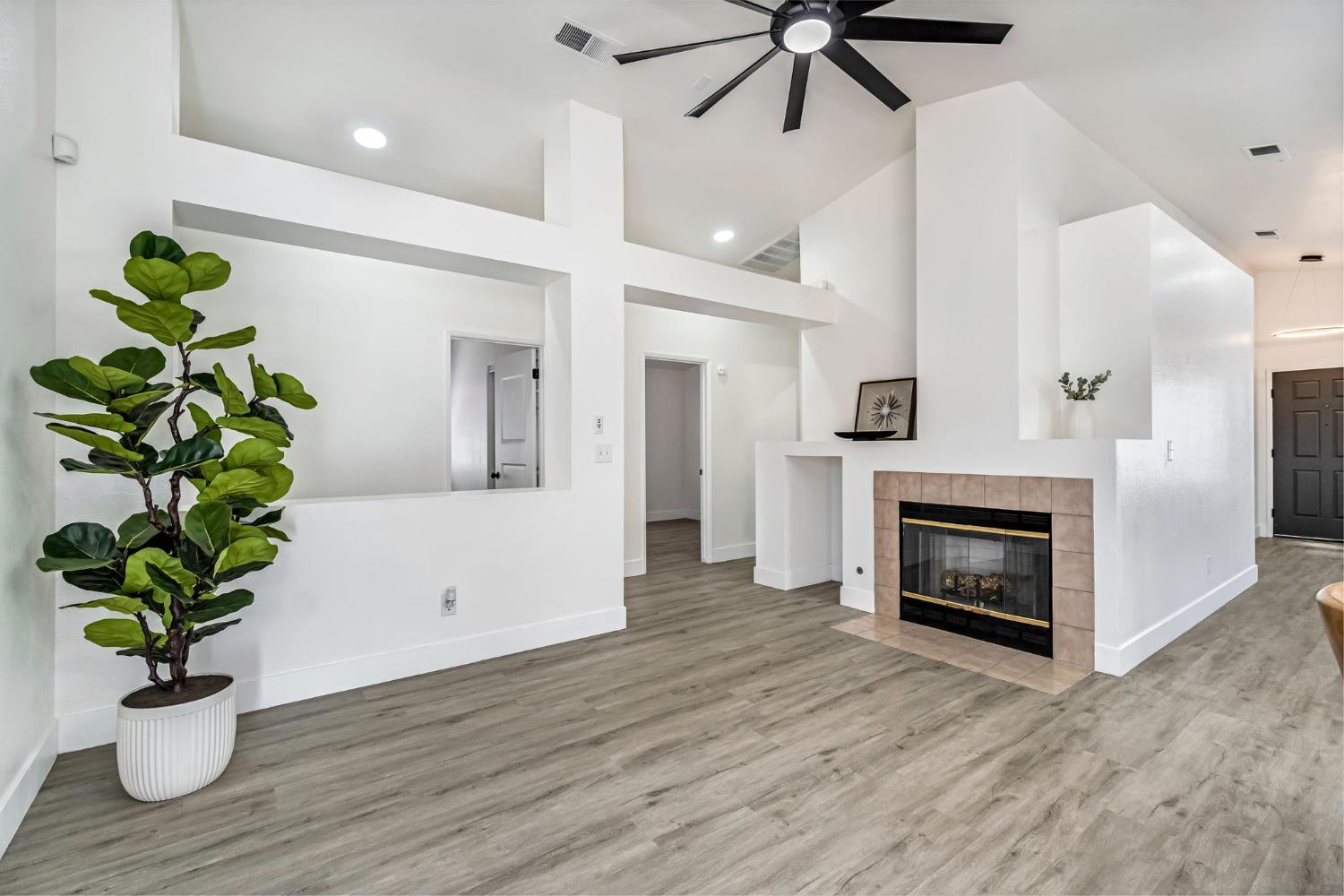 5545 W Norwich Ave, Fresno, CA 93722